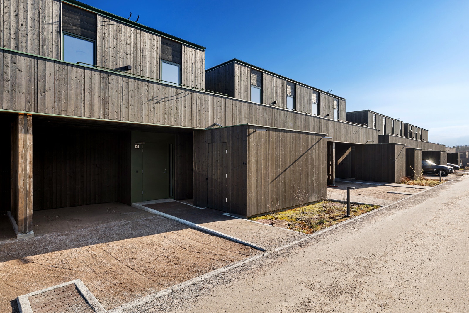 Fasade med inngangsparti, carport og sportsbod. Galleribilde