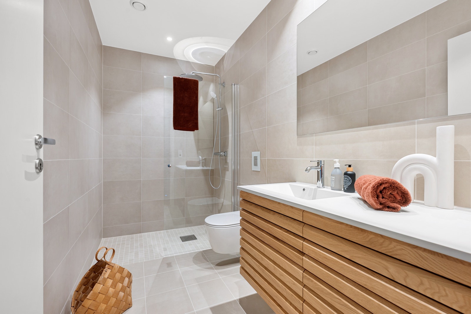 Bad i 2. etasje med lekre fliser. Galleribilde