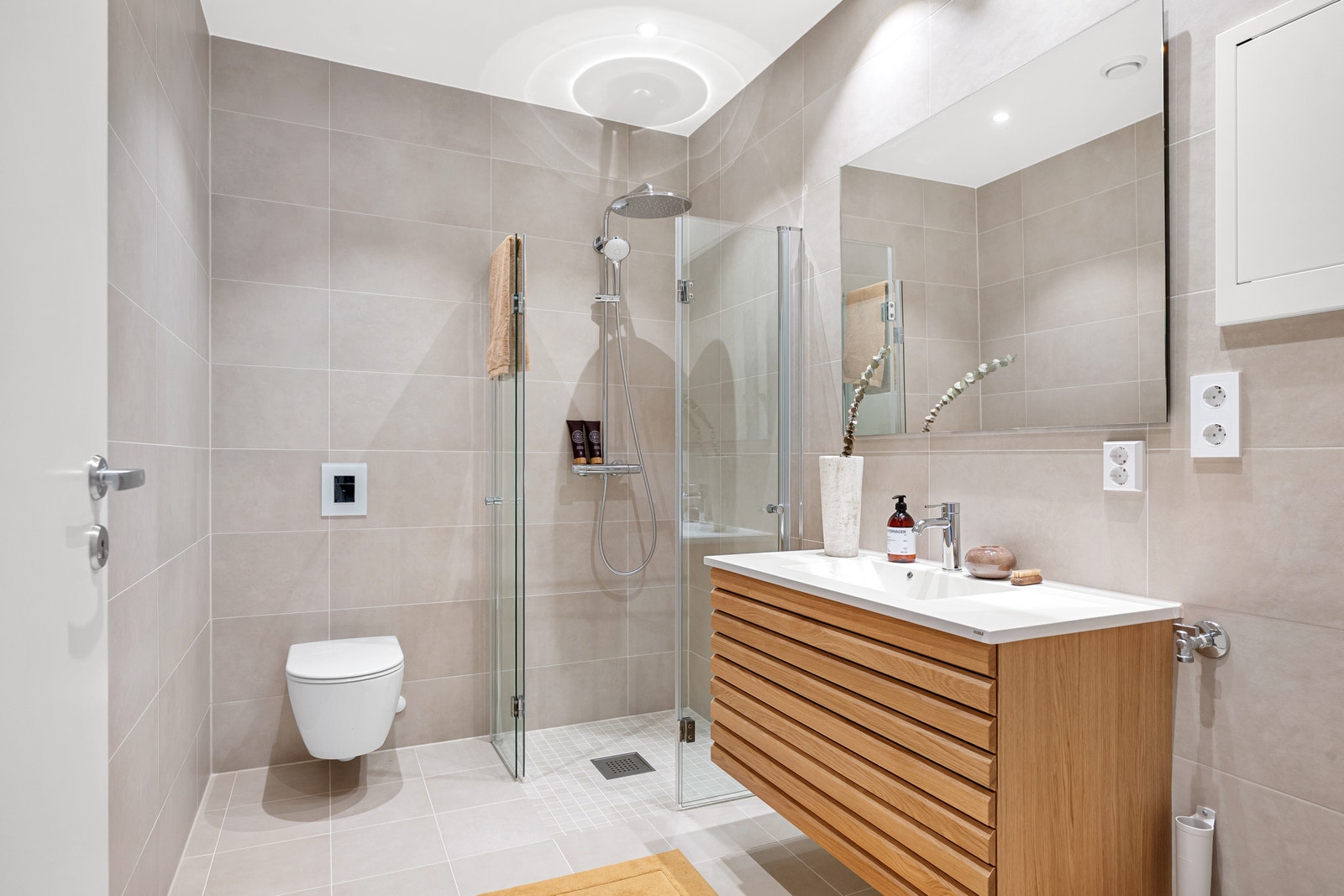 Delikat baderom i 1. etasje med opplegg for vaskemaskin. Galleribilde