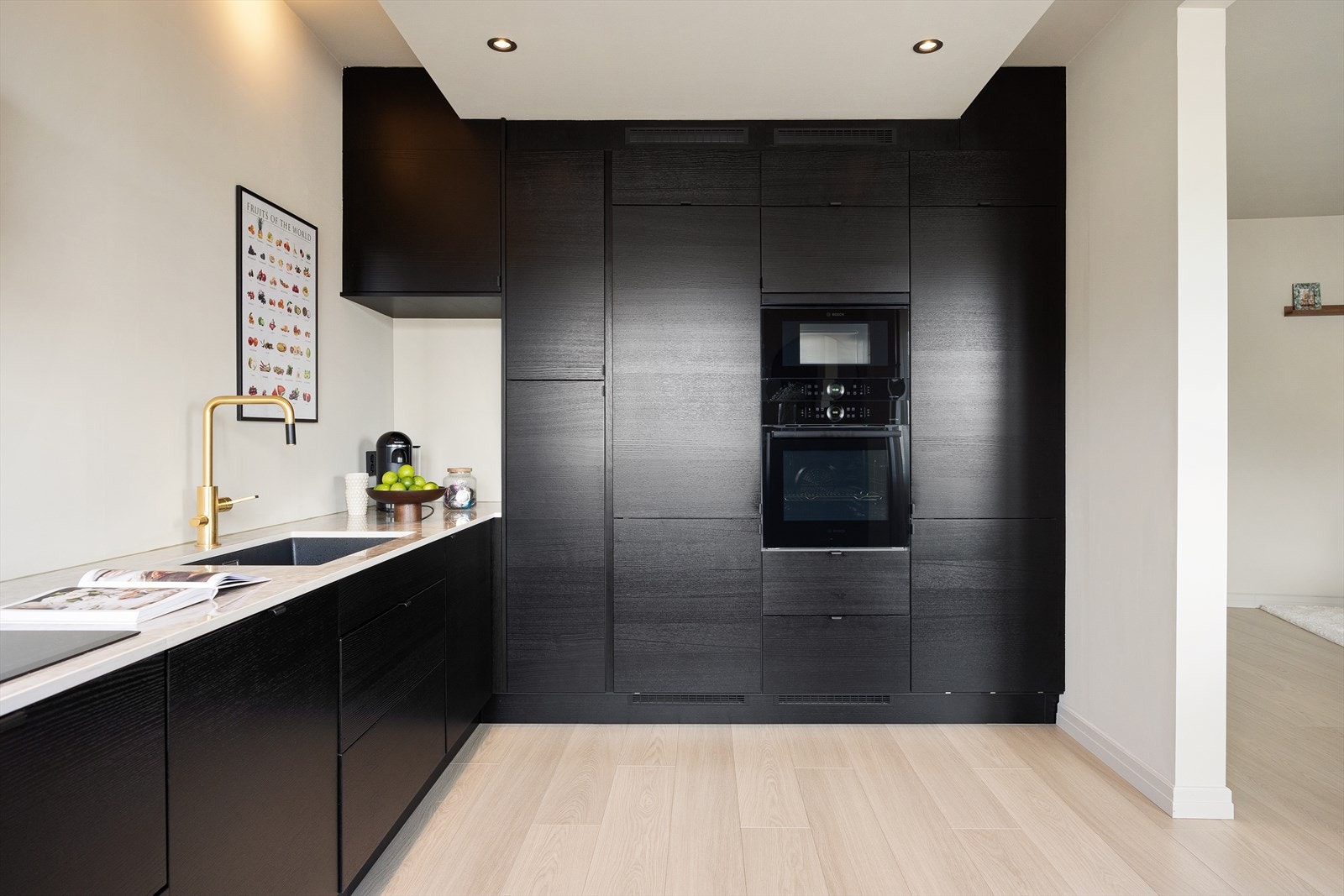 Innredningen består av både høyskap og underskap for optimal oppbevaring. Galleribilde