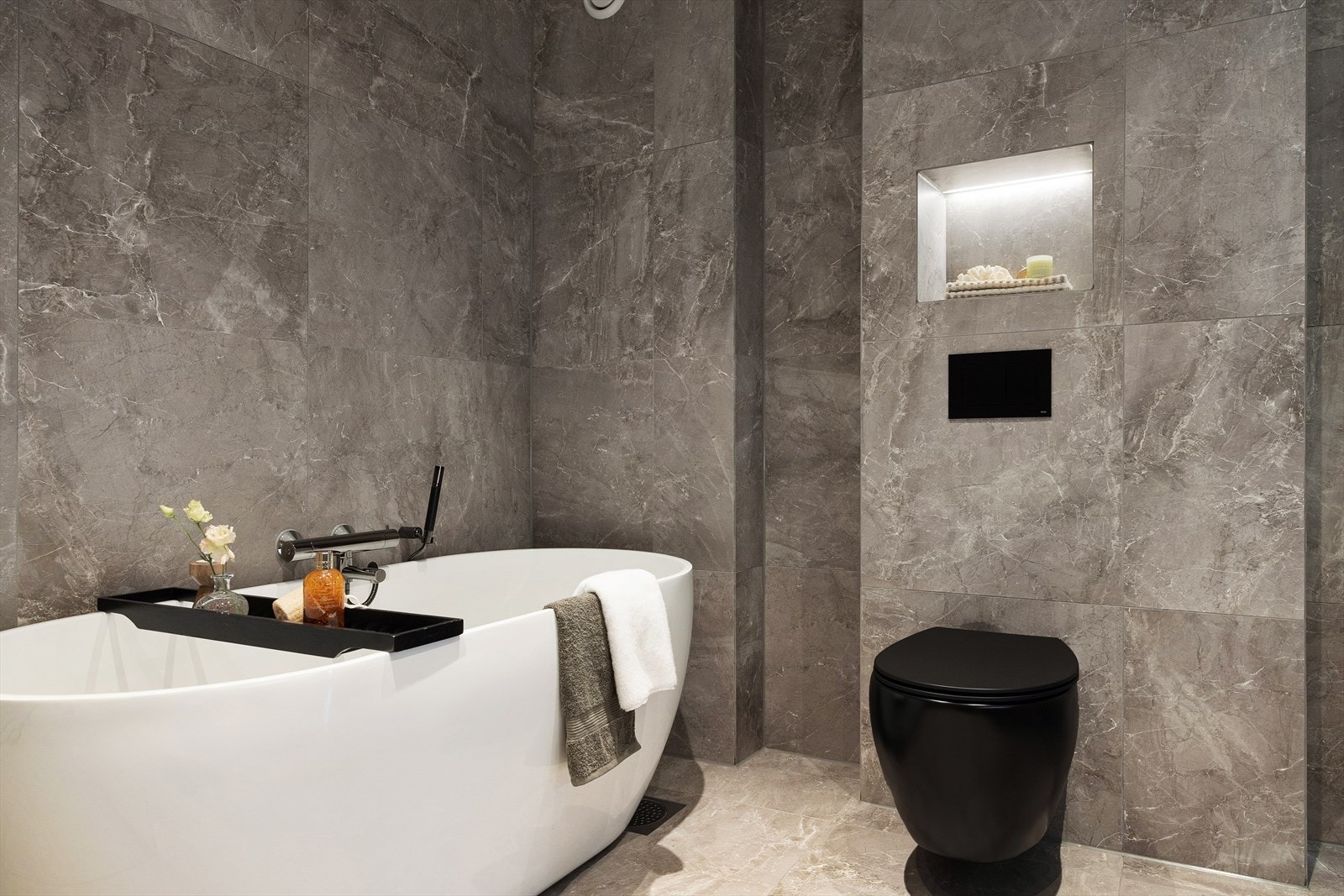 Dusjsonen har innfelte dusjdører i herdet glass, og i tillegg finner du et frittstående badekar for ekstra komfort. Galleribilde