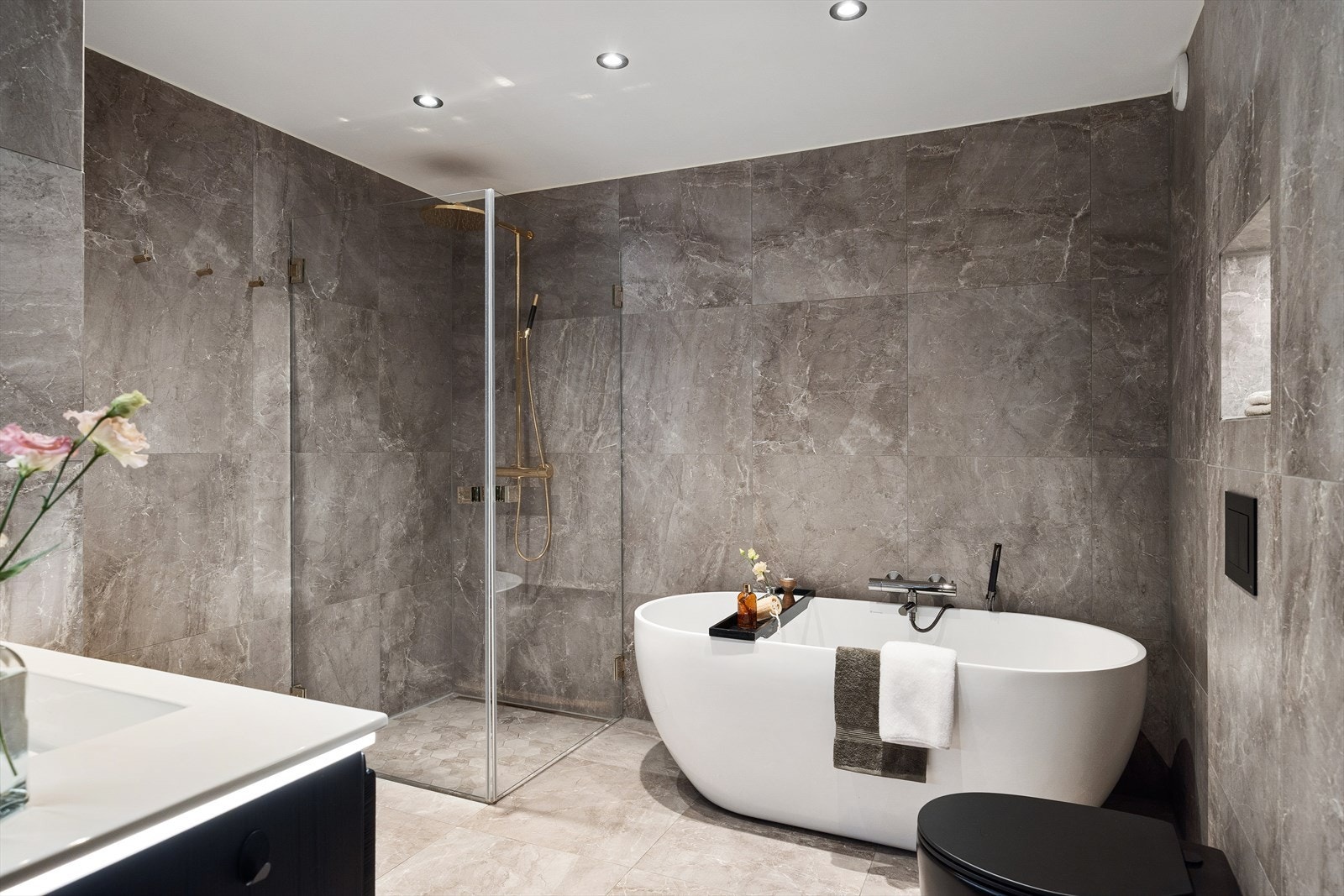 Delikat, flislagt baderom med gulvvarme og downlights i himlingen, renovert i 2021. Galleribilde