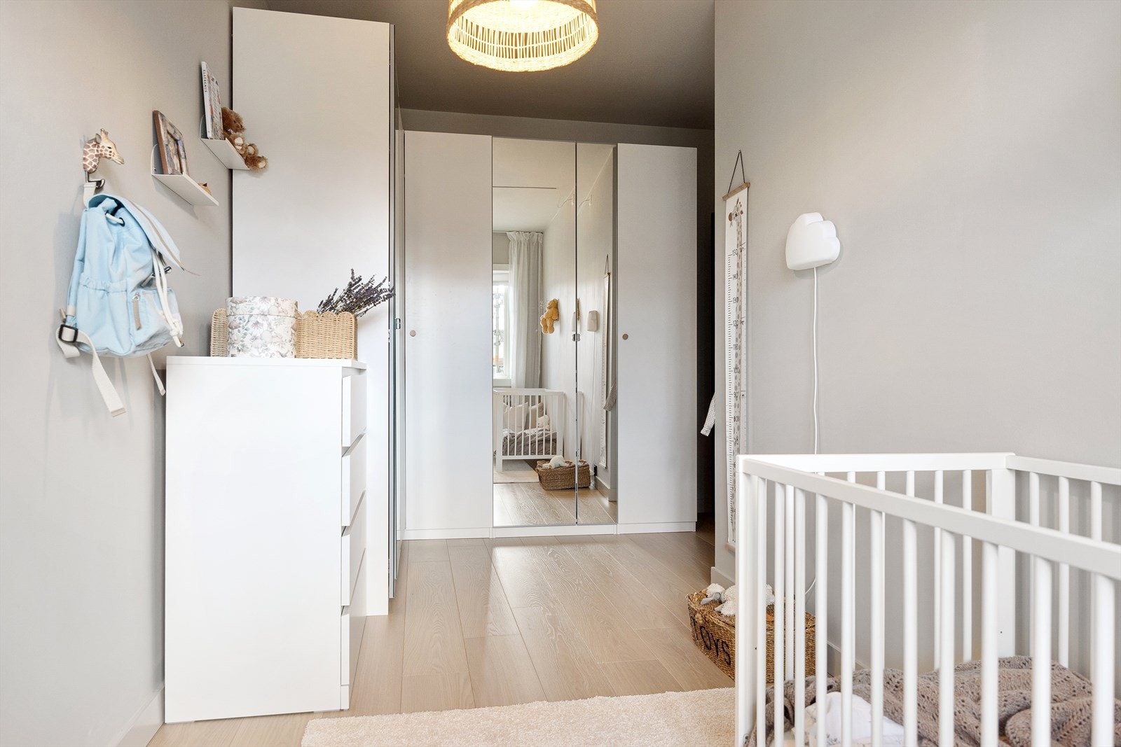 I tillegg byr rommet på gode oppbevaringsmuligheter med romslig garderobeskap. Galleribilde