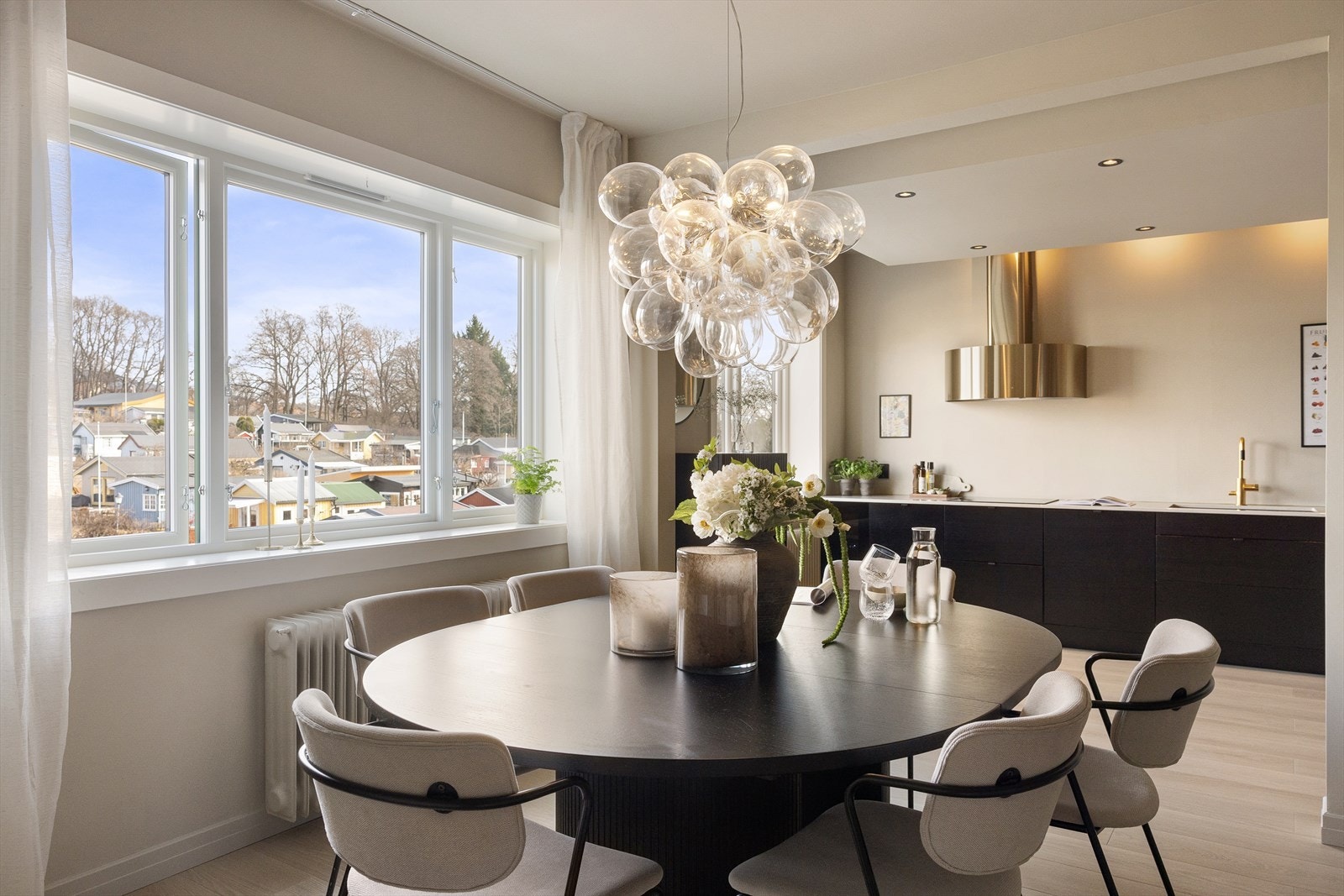 Veggen mellom kjøkken og stue ble fjernet i 2021, noe som skapte en åpen og sosial planløsning. Galleribilde