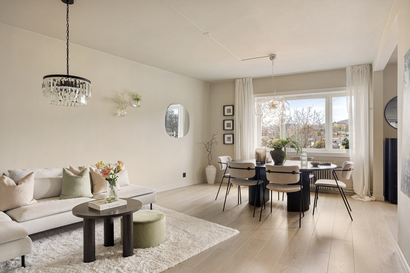 Velkommen til Sandefjordgata 4I! Dette er en tiltalende og delikat 3-roms leilighet, oppusset i 2021, med flott utsikt over Hjemmets kolonihage. Galleribilde