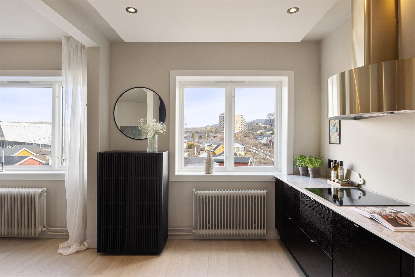 Kjøkkenet har store vindusflater som gir rikelig med naturlig lys, og skaper et lyst og innbydende arbeidsområde for husets kokk. Galleribilde