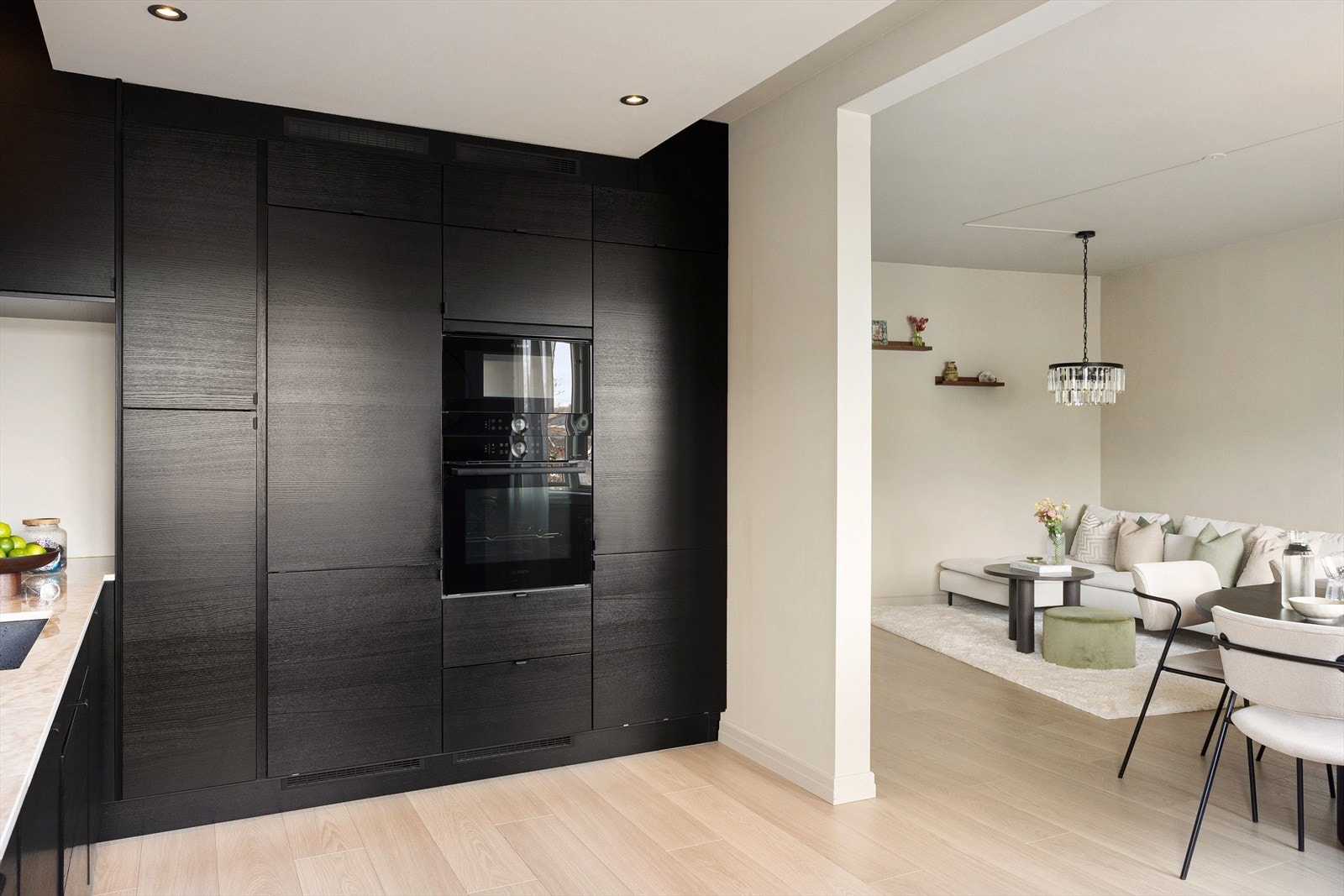 Kjøkkenet er utstyrt med integrerte hvitevarer, inkludert induksjonsplatetopp, stekeovn og mikrobølgeovn (begge plassert i praktisk arbeidshøyde i høyskap), vinskap, oppvaskmaskin, kjøleskap og fryser. Galleribilde