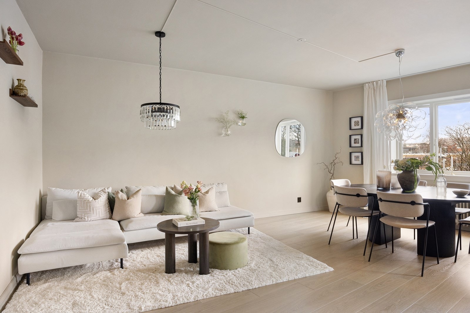 I 2021 ble det lagt ny Pergo-laminat på gulvet, og veggene ble malt i delikate, moderne fargetoner. Alle tak er malt i den samme behagelige nyansen, noe som gir rommene en helhetlig og lun atmosfære. Galleribilde