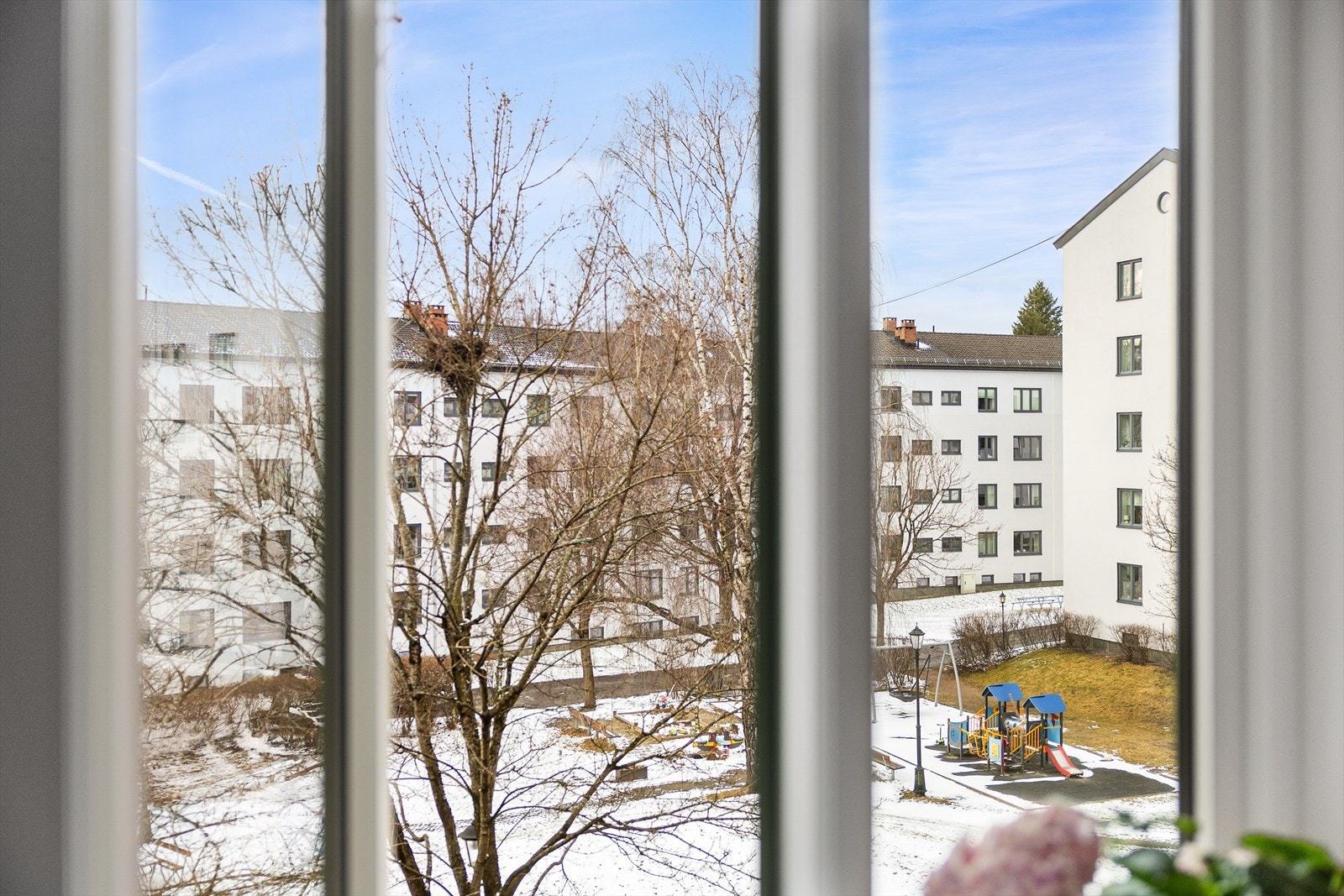 Soverommet har utsikt mot en rolig bakgård. Galleribilde