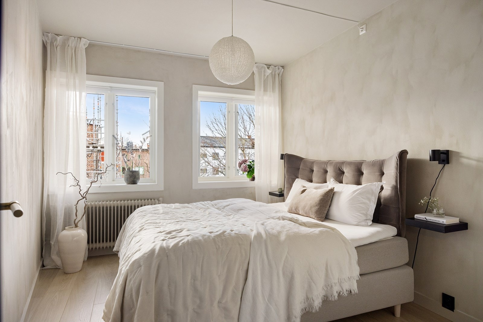 Hovedsoverommet er romslig, med plass til dobbeltseng, nattbord og tilhørende møbler. Borettslaget gjennomfører for øyeblikket midlertidige utbedringer av samtlige balkonger. Galleribilde