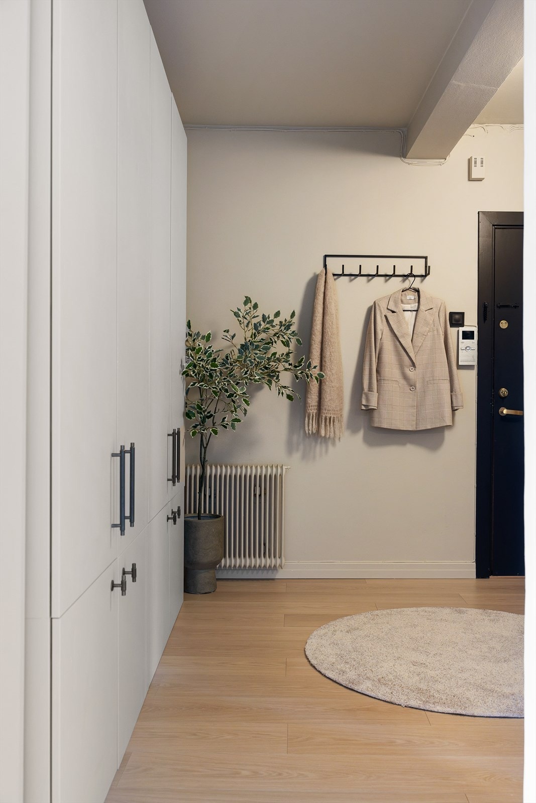 I entréen/hallen er det rikelig med plass til oppbevaring av yttertøy i det romslige garderobeskapet. Galleribilde