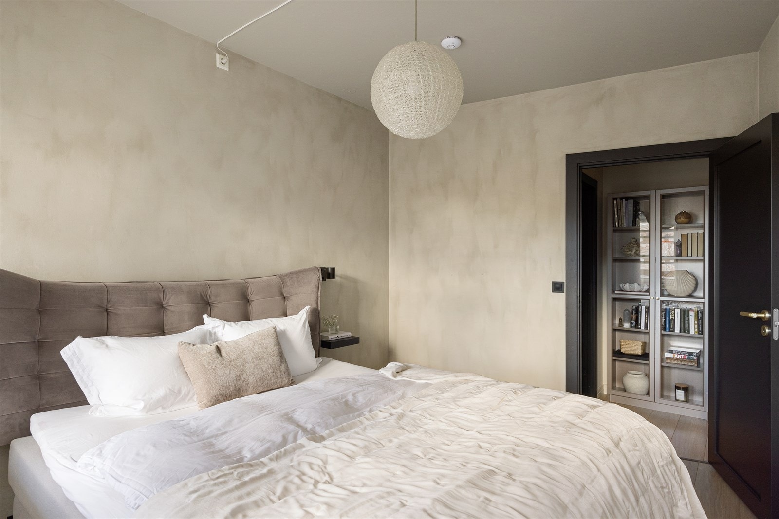 De delikate fargevalgene på veggene, sammen med store vindusflater, skaper en lys og behagelig atmosfære. Galleribilde