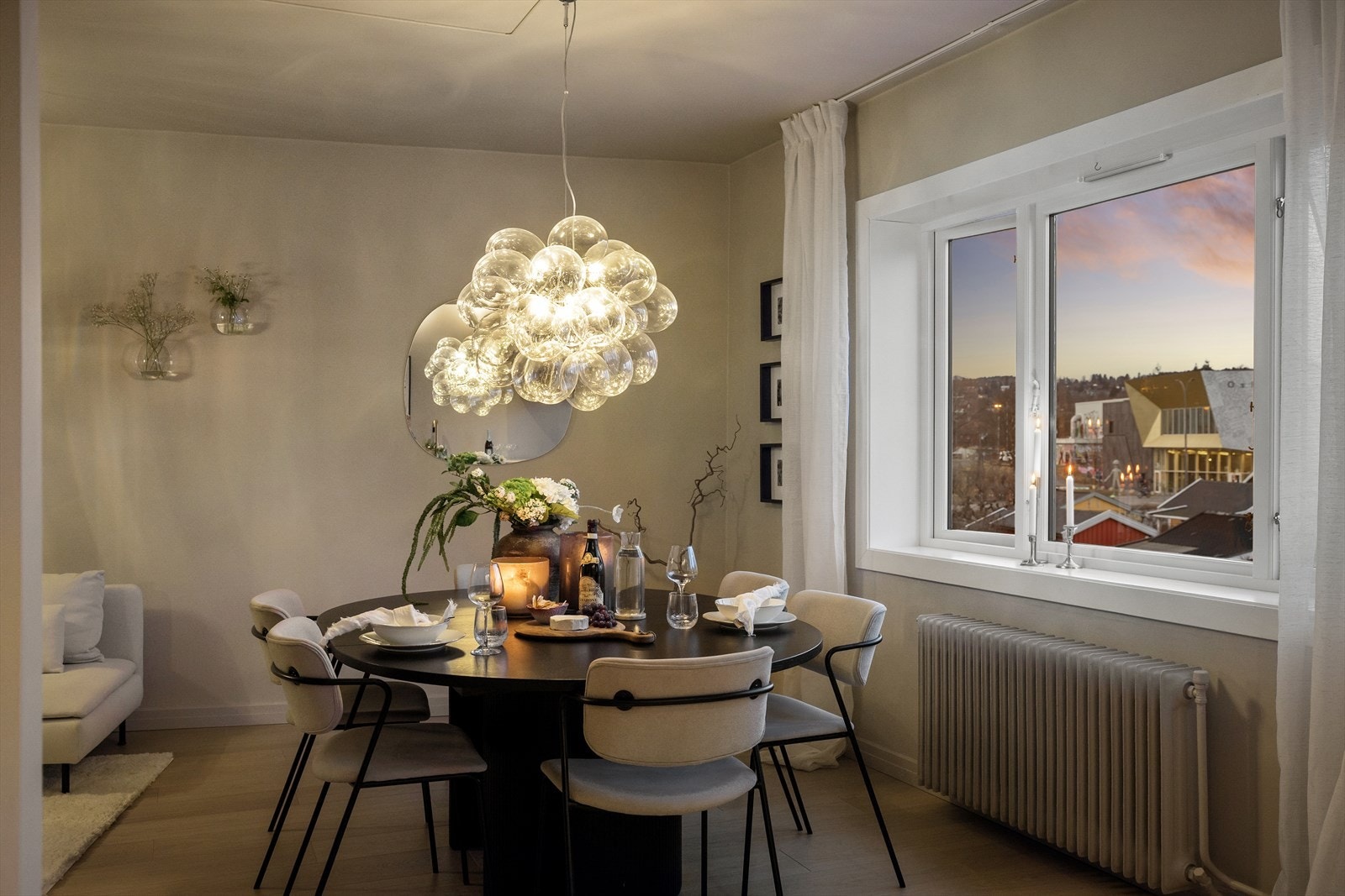 De delikate fargene og stemningsfulle belysningen gir leiligheten en sofistikert og rolig atmosfære om kvelden. Galleribilde