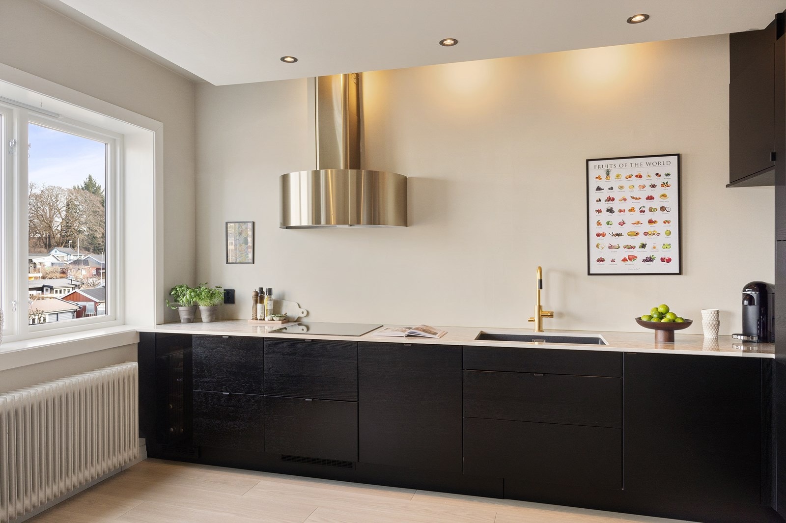 Stilrent Epoq-kjøkken fra 2021 med godt med skap- og benkeplass. Kjøkkenet har også et stilrent vinskap med plass til flere av dine favorittviner. Galleribilde