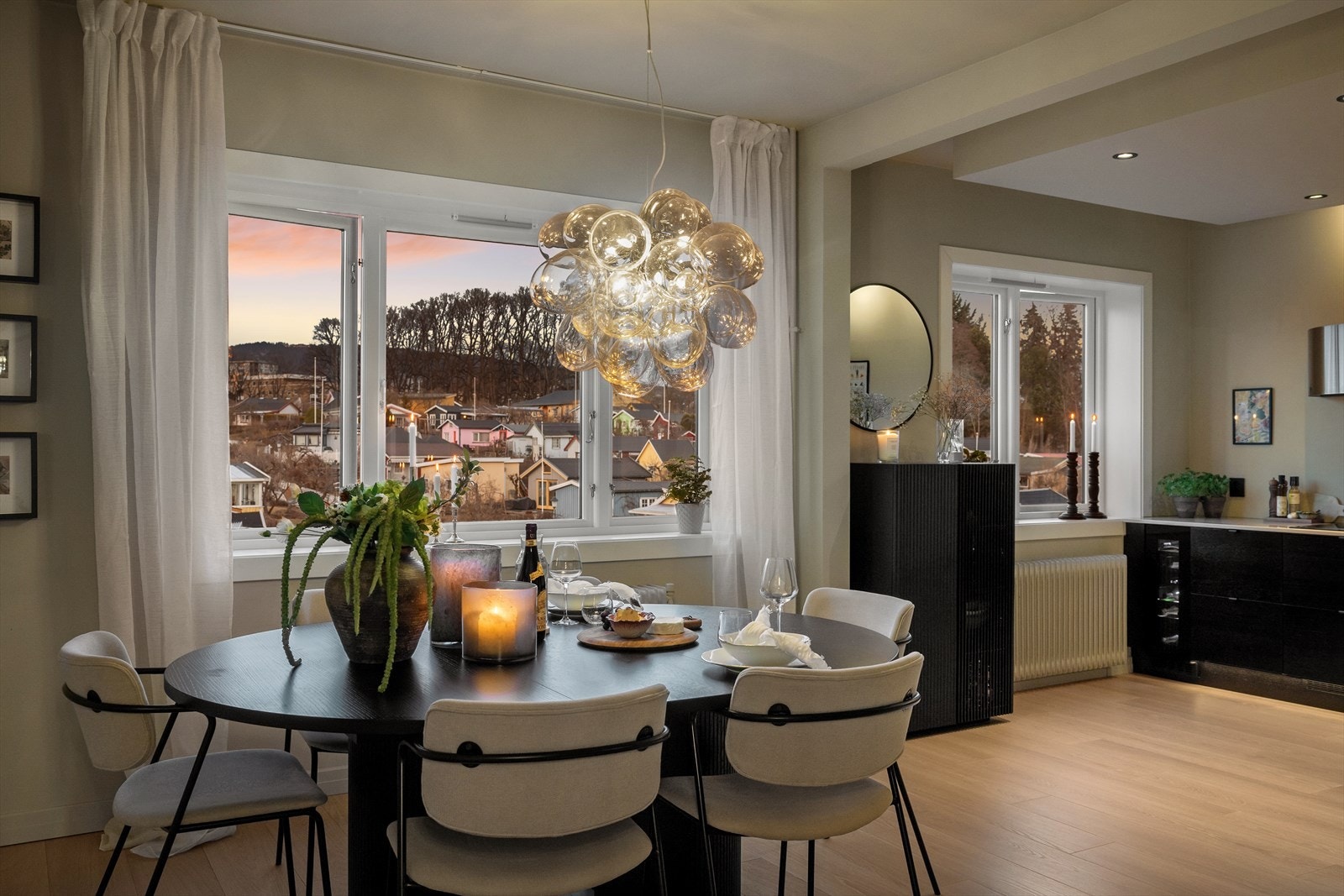 Middagen ved spisebordet ved vinduet blir ekstra spesiell med den varme kveldsbelysningen som lyser opp rommet. Galleribilde