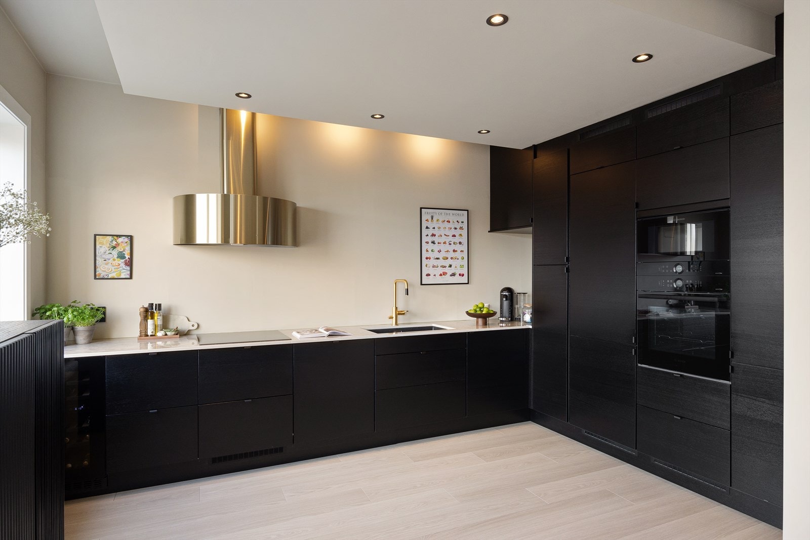 Kjøkkeninnredningen har glatte fronter med subtil struktur, en eksklusiv benkeplate i Dekton og en nedfelt oppvaskkum i antrasitt med ettgreps svingbart blandebatteri med dusjfunksjon. Galleribilde