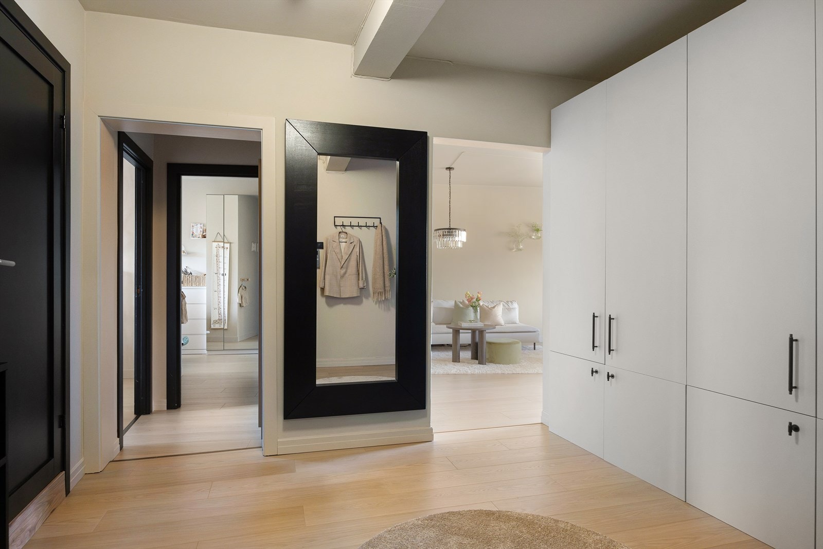 Leiligheten har en lys og romslig entré/hall som gir et flott førsteinntrykk. Galleribilde
