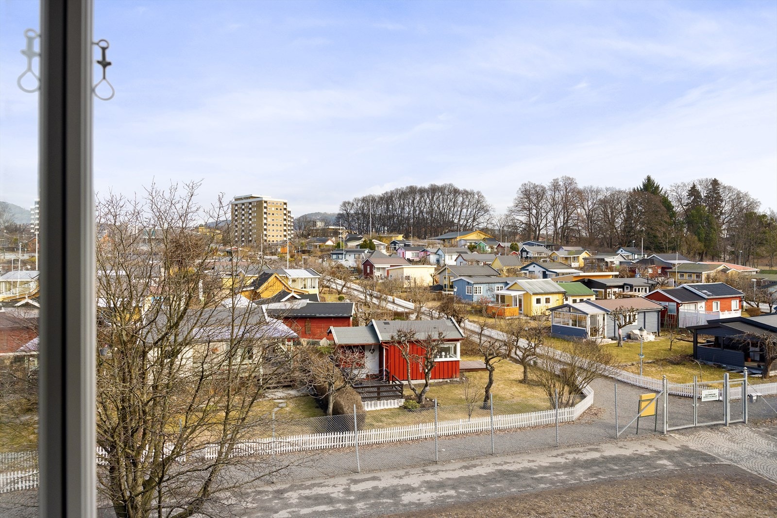 Leiligheten har en flott utsikt over Hjemmets kolonihage, som gir en idyllisk og rolig atmosfære. Galleribilde