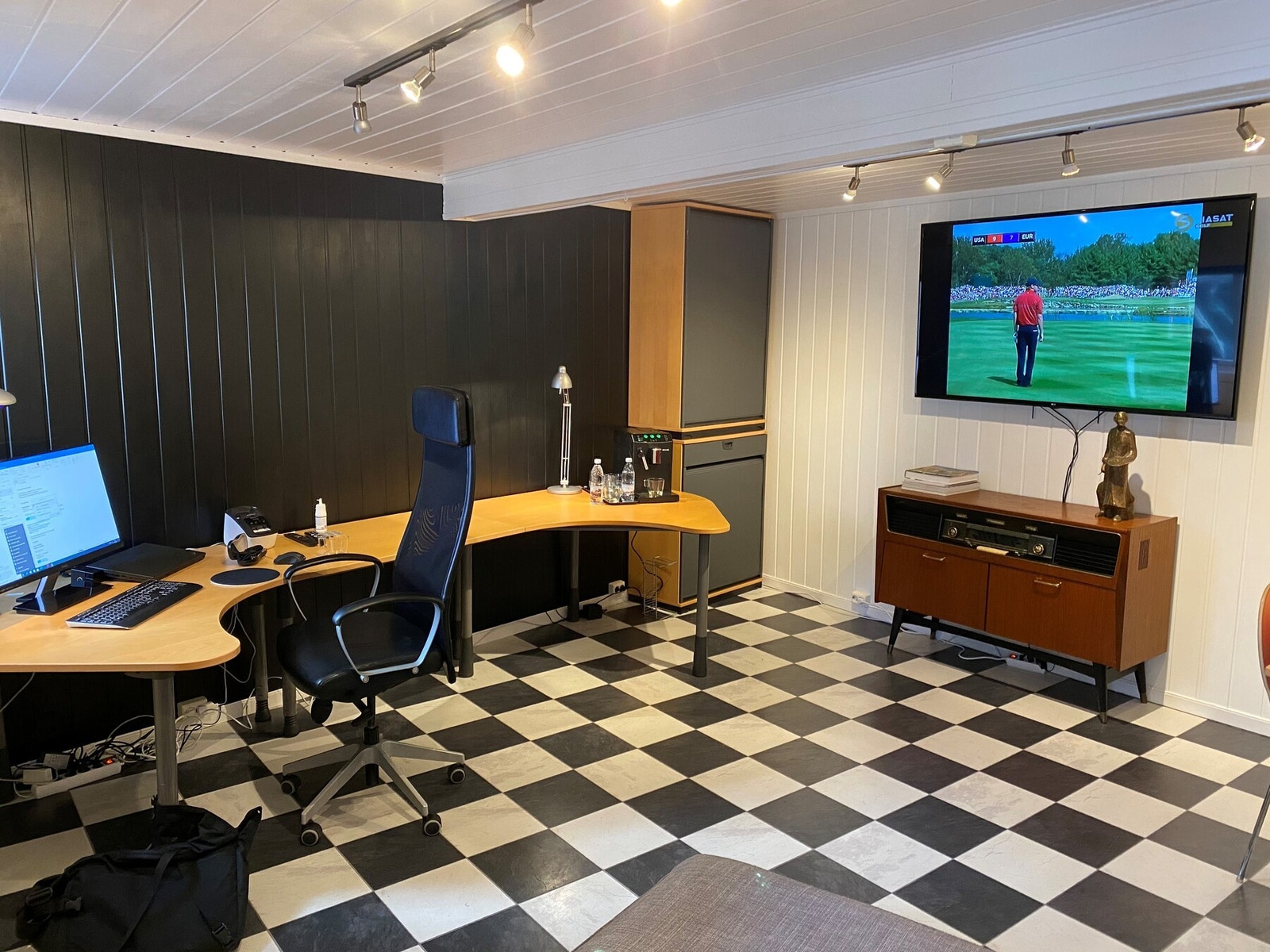 Kontoret er innredet med en enkel kjøkkenløsning og har plass til flere arbeidsstasjoner. Galleribilde