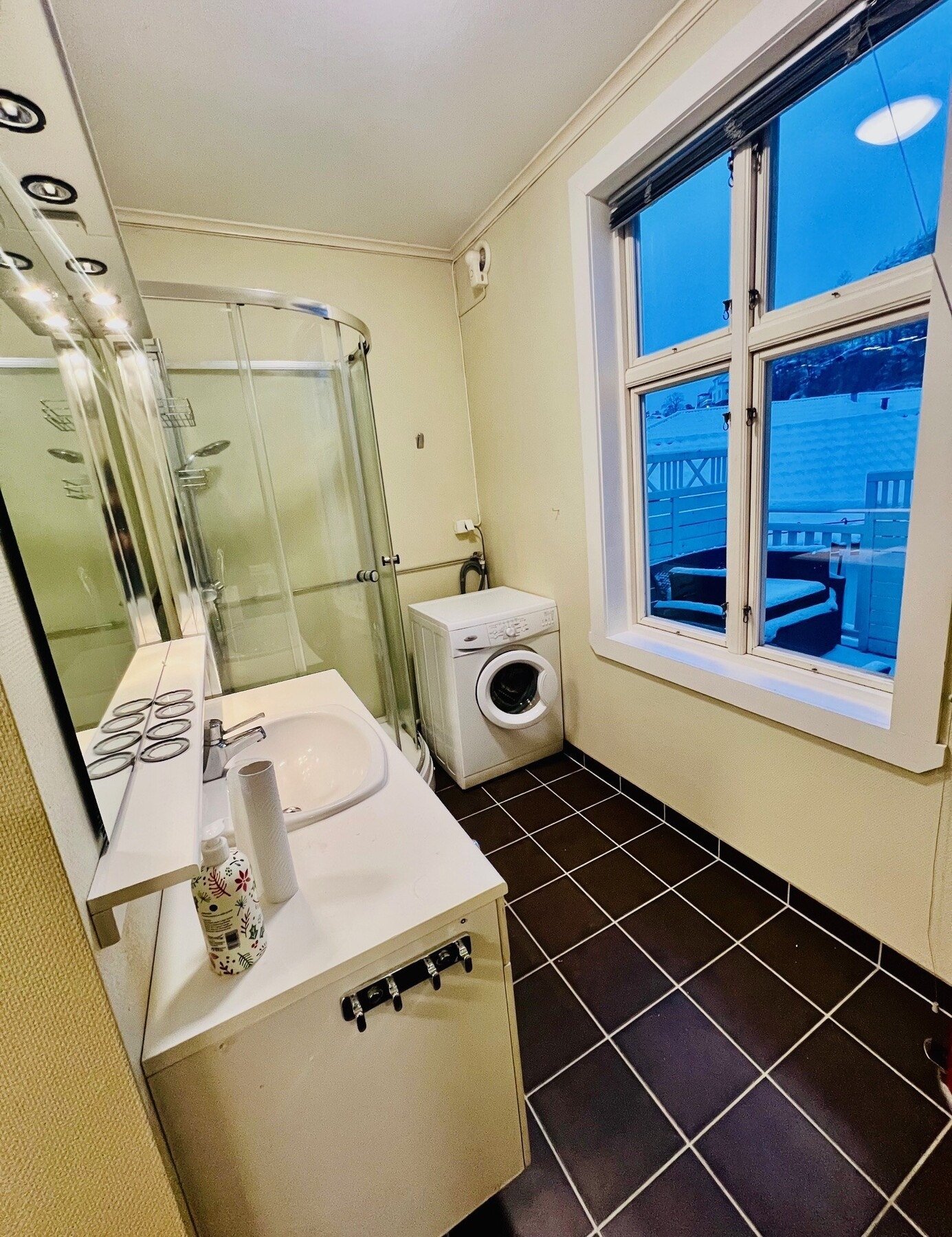 Badet i leiligheten er utstyrt med varmekabler, dusjkabinett og opplegg for vaskemaskin. (Selgers egne bilder) Galleribilde