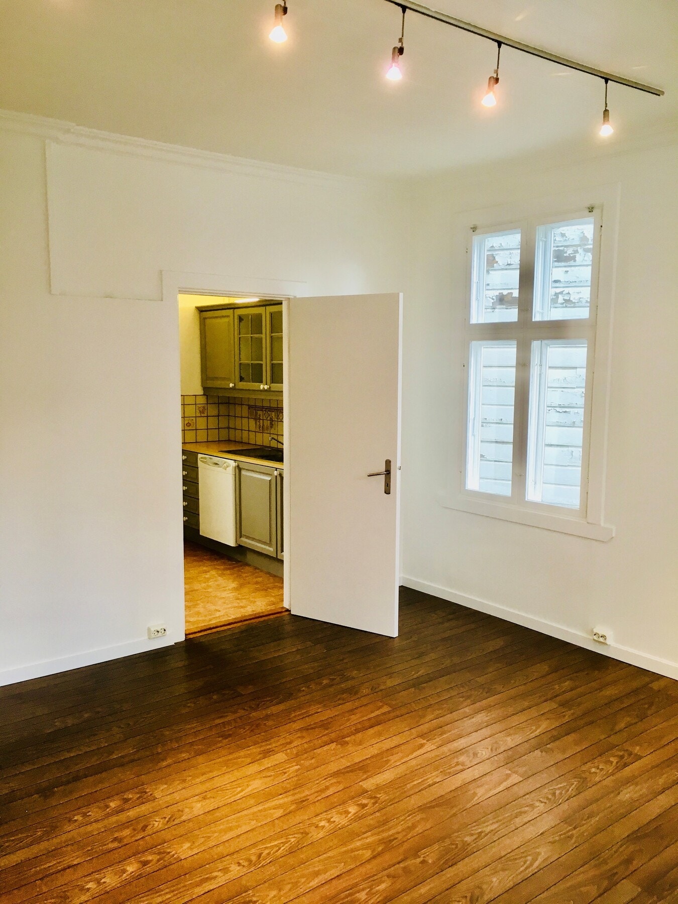 Stuen i andre etasje har svært god takhøyde, noe som bidrar til en herlig og luftig atmosfære. (Selgers egne bilder) Galleribilde