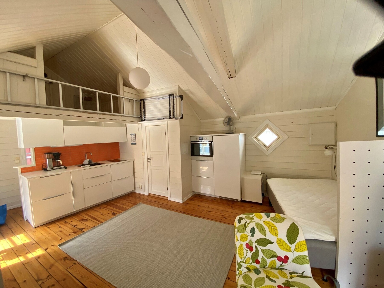 Hybelen består av stue/kjøkken og bad. Kjøkkenet har en enkel innredning.(Selgers egne bilder) Galleribilde