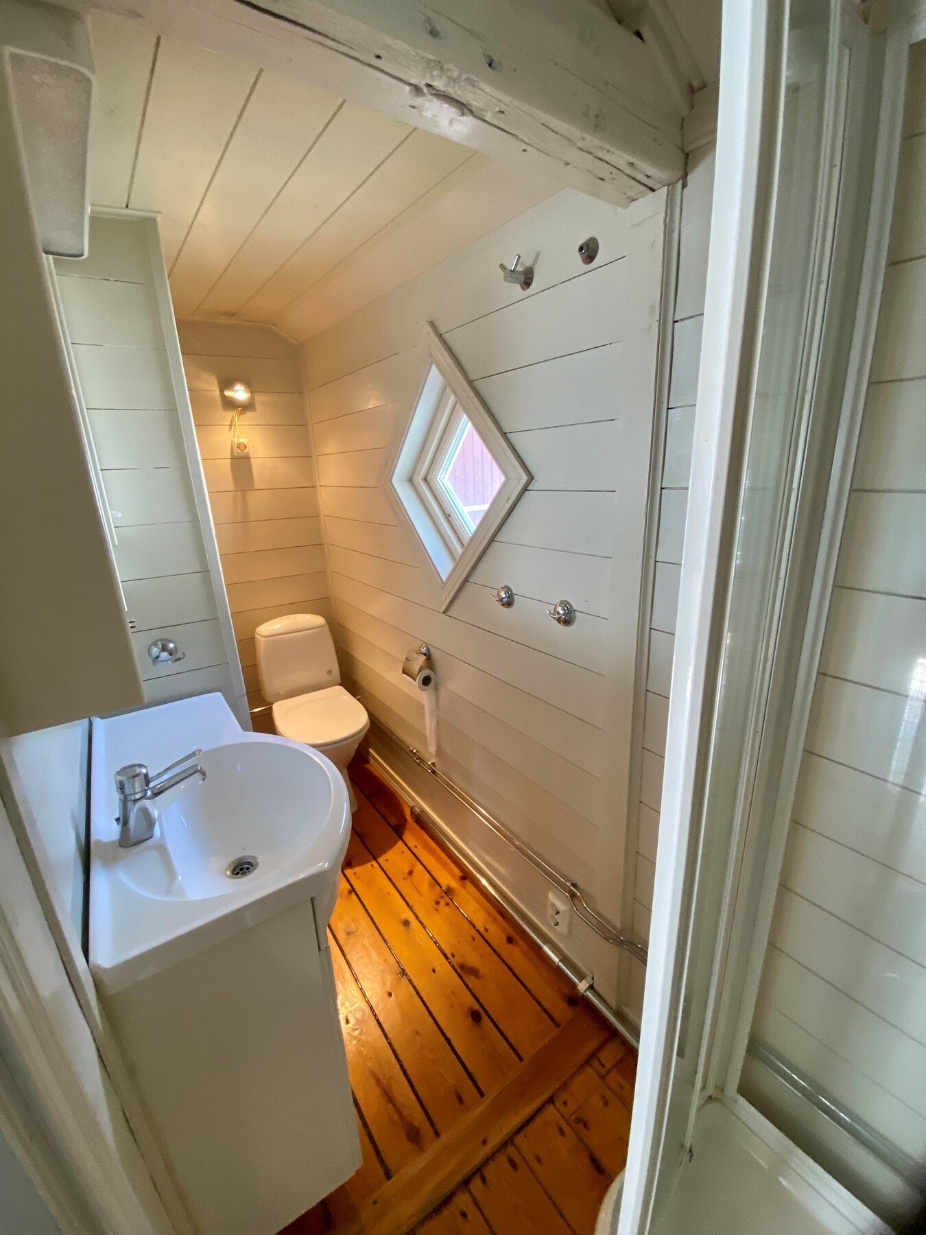 Badet er utstyrt med toalett, servant og dusjløsning. (Selgers egne bilder) Galleribilde