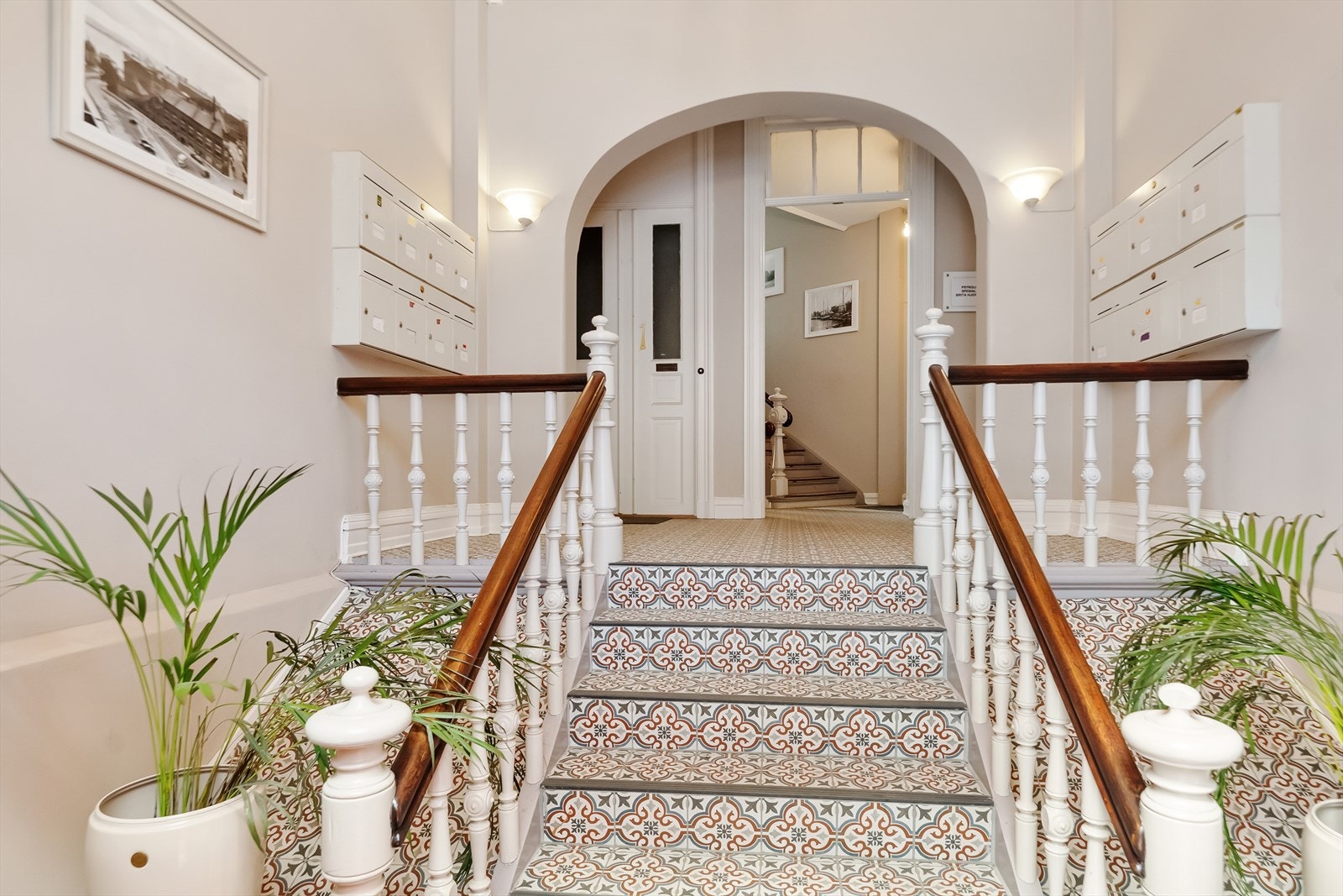 Innbydende felles trappeoppgang Galleribilde