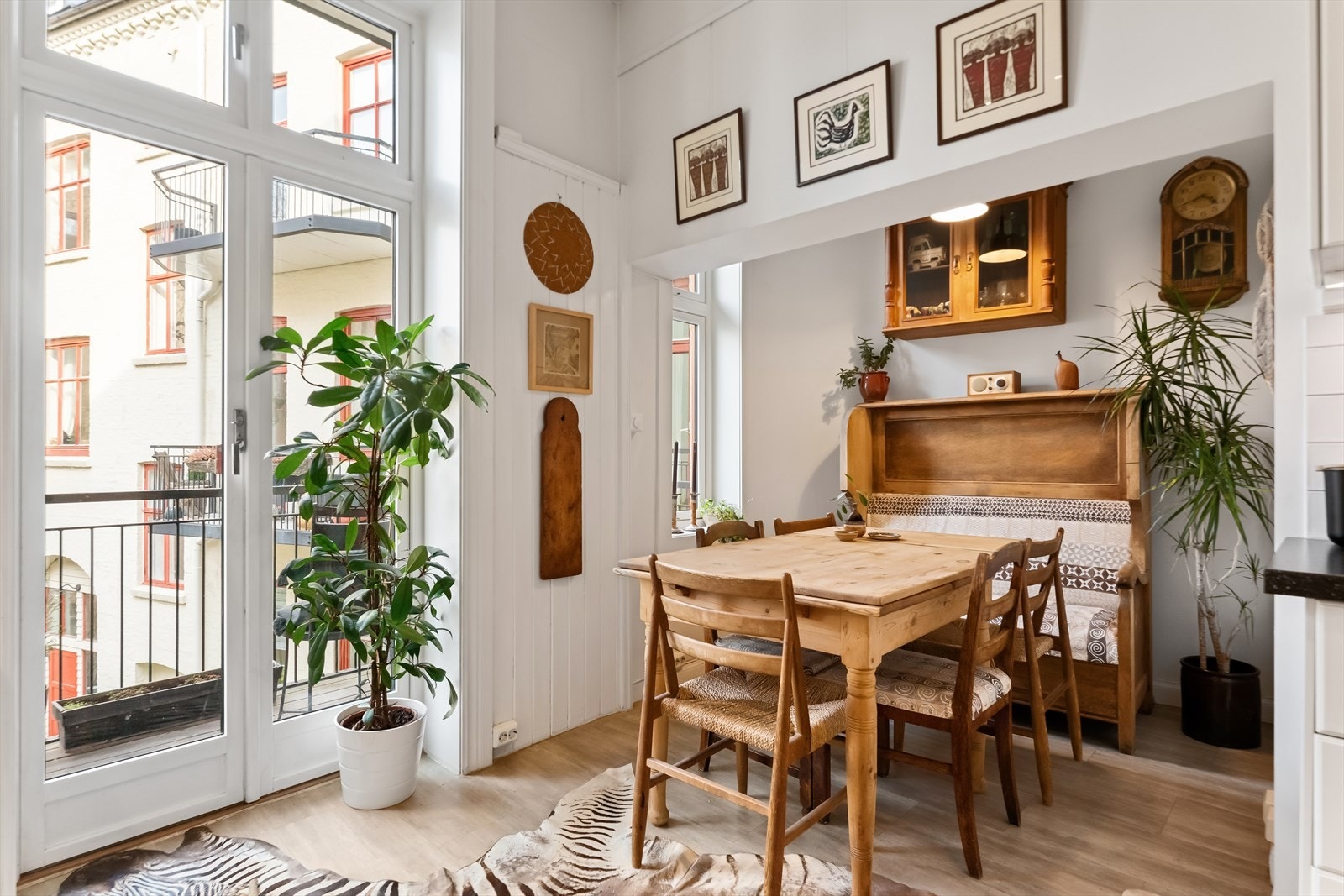 Det lille vinduet på kjøkkenet ble skiftet av sameiet i 2021/2022 Galleribilde