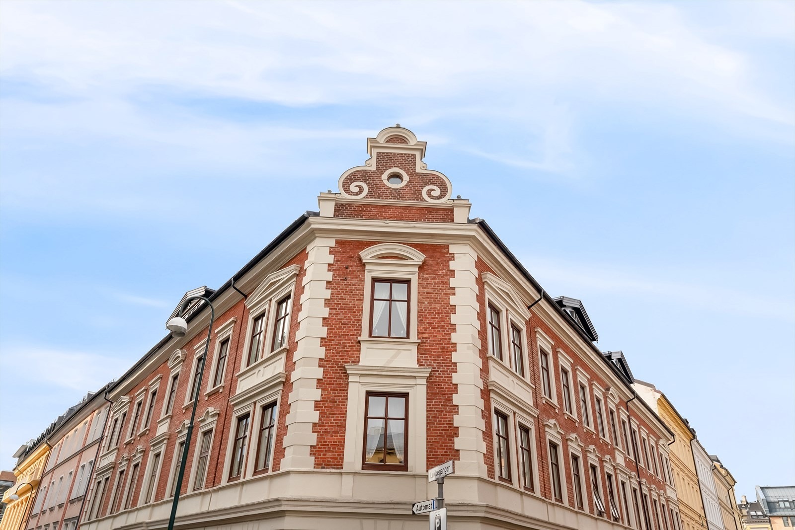 Leiligheten ligger i klassisk bygård fra 1800 tallet. Fasaden ble utbedret i 2020 i regi av sameiet Galleribilde