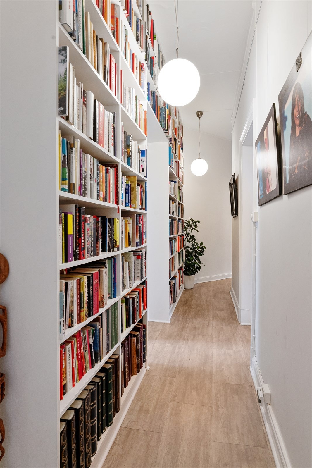 Boligen disponerer to eksterne boder i henholdsvis kjeller og loft på ca. 5 kvm og ca. 4 kvm Galleribilde