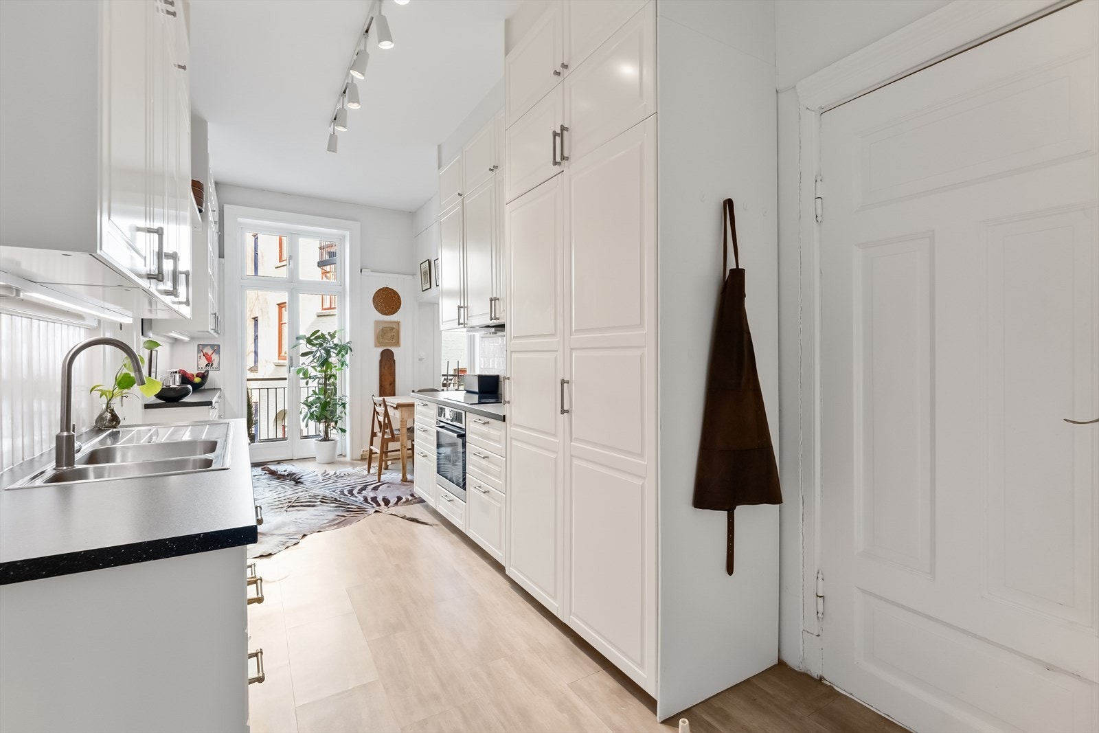 Stekeovn, platetopp, kjøleskap, fryser og oppvaskmaskin er integrert i innredningen Galleribilde