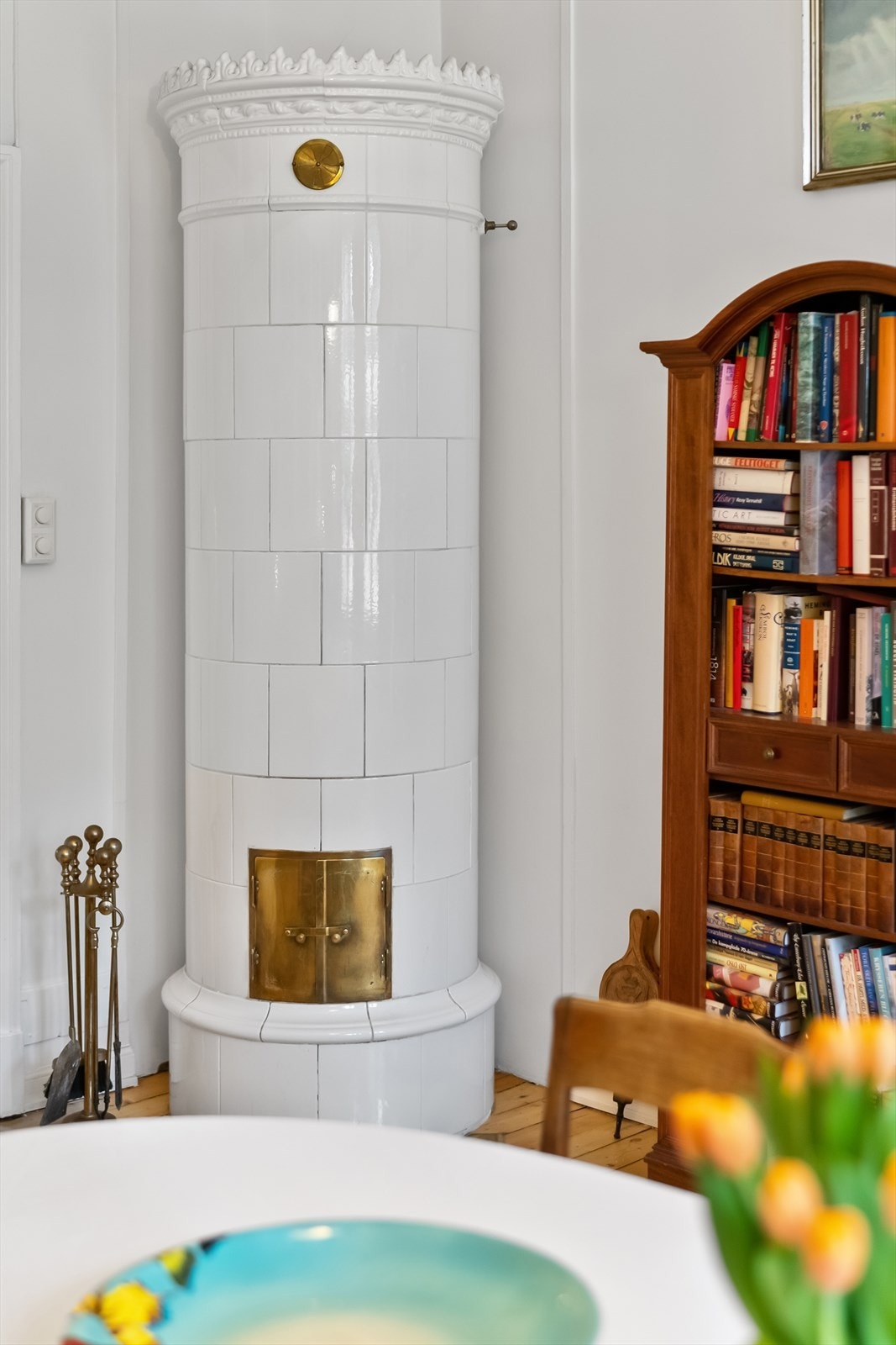 Flislagt kakkelovn i spisestuen Galleribilde