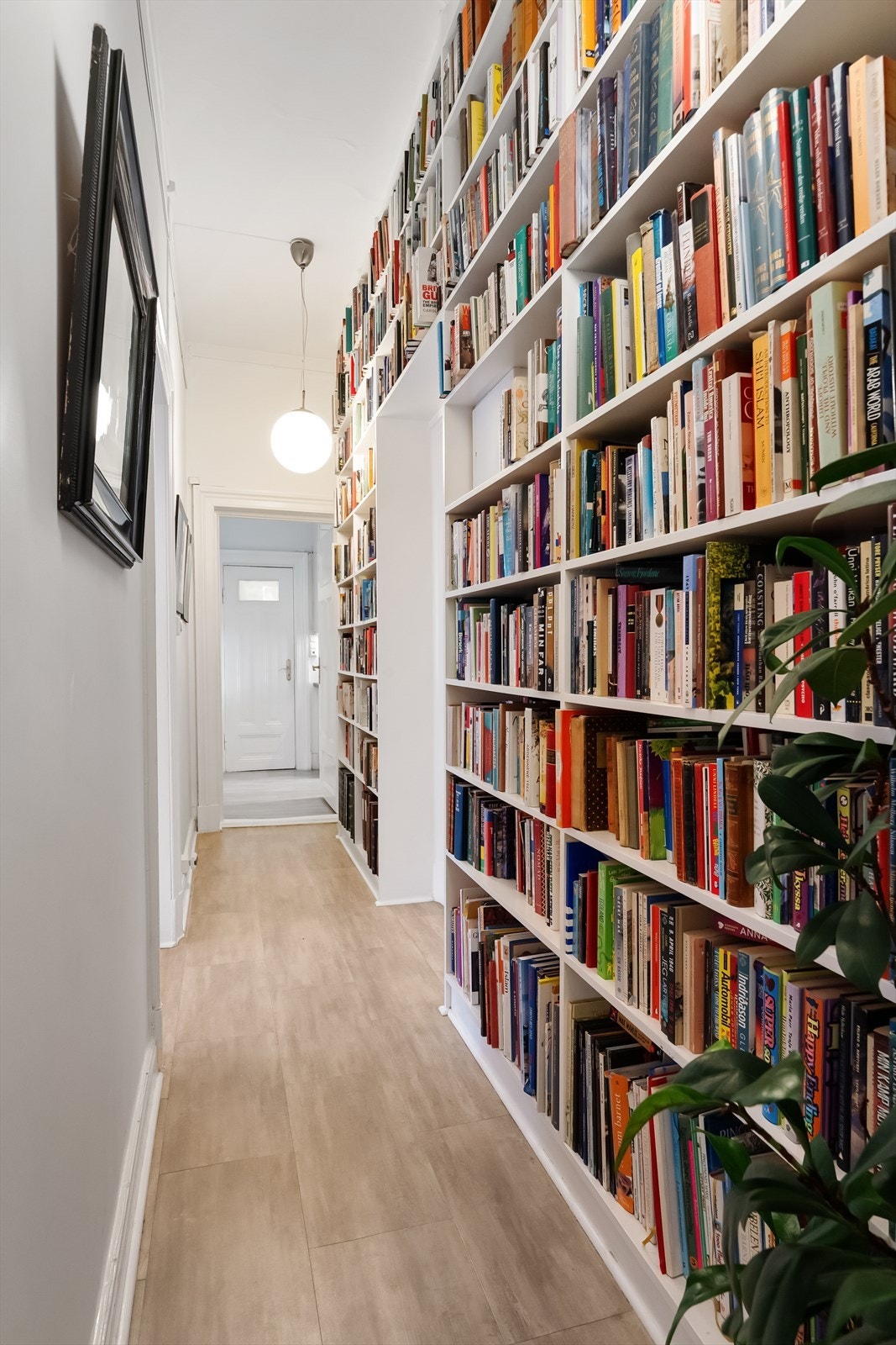 Stor gang med plassbygd hylleløsning Galleribilde