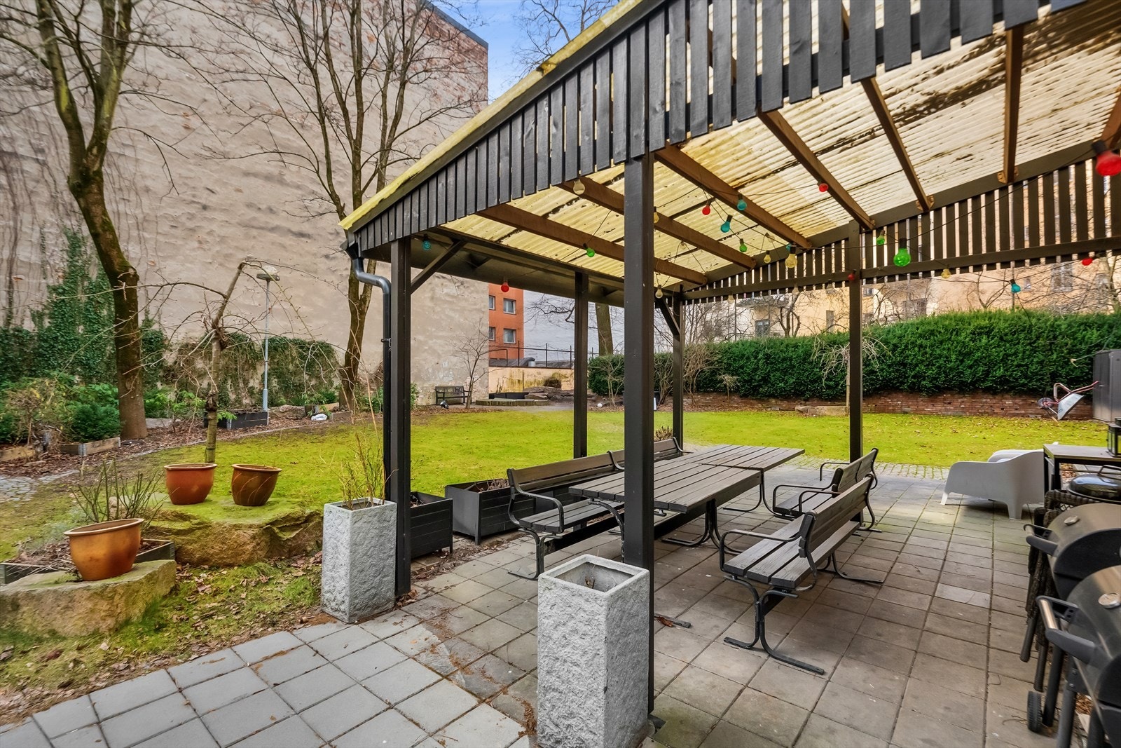 Pent opparbeidet bakgård i skjermede omgivelser Galleribilde