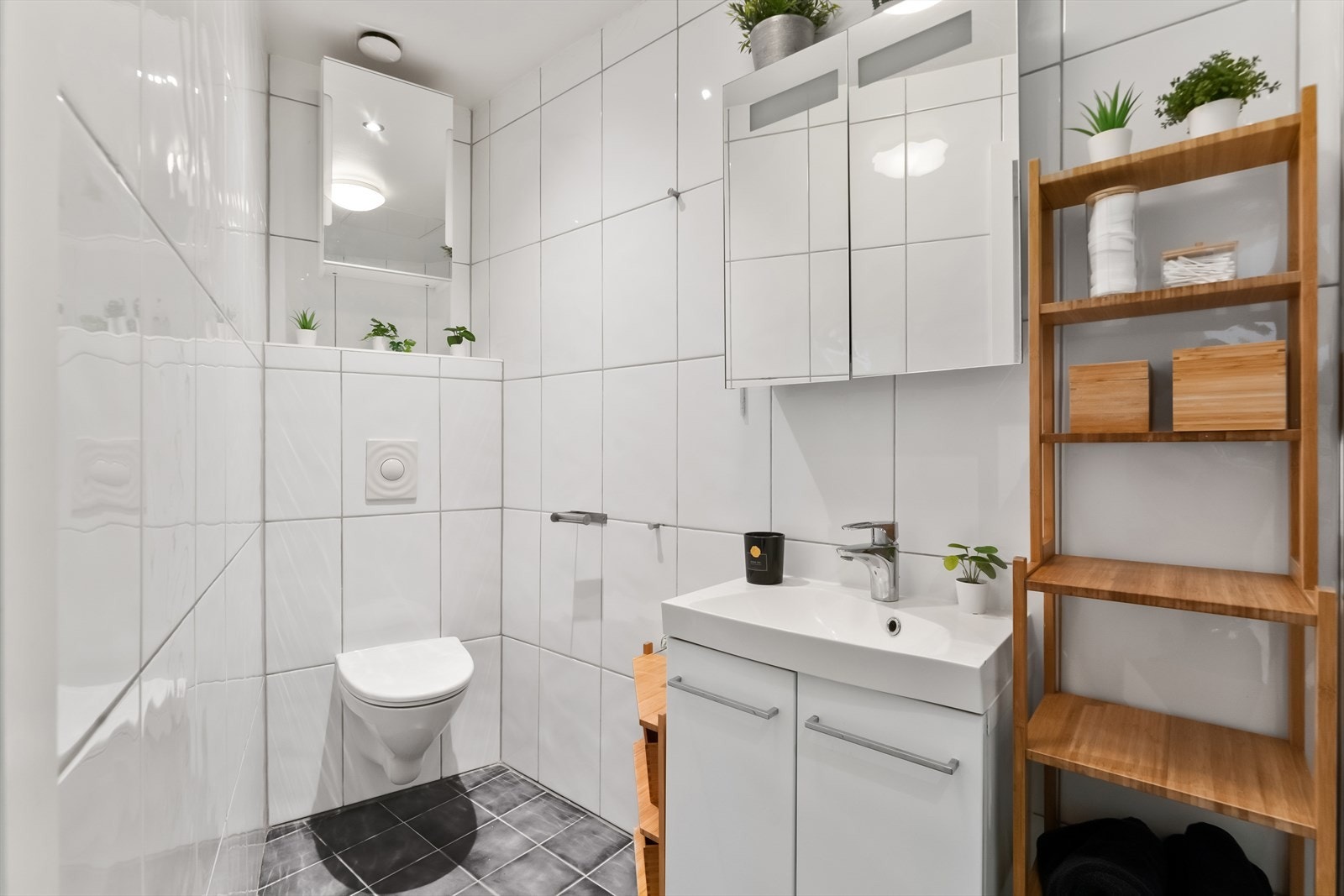 Pent flislagt baderom fra 2009 med varme i gulv Galleribilde