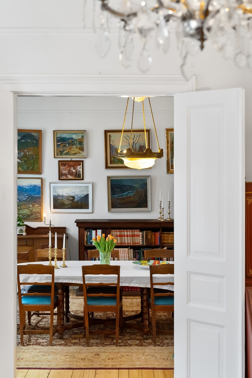 Leiligheten har en raus takhøyde hvor det i stuen er målt til 3,24 meter Galleribilde