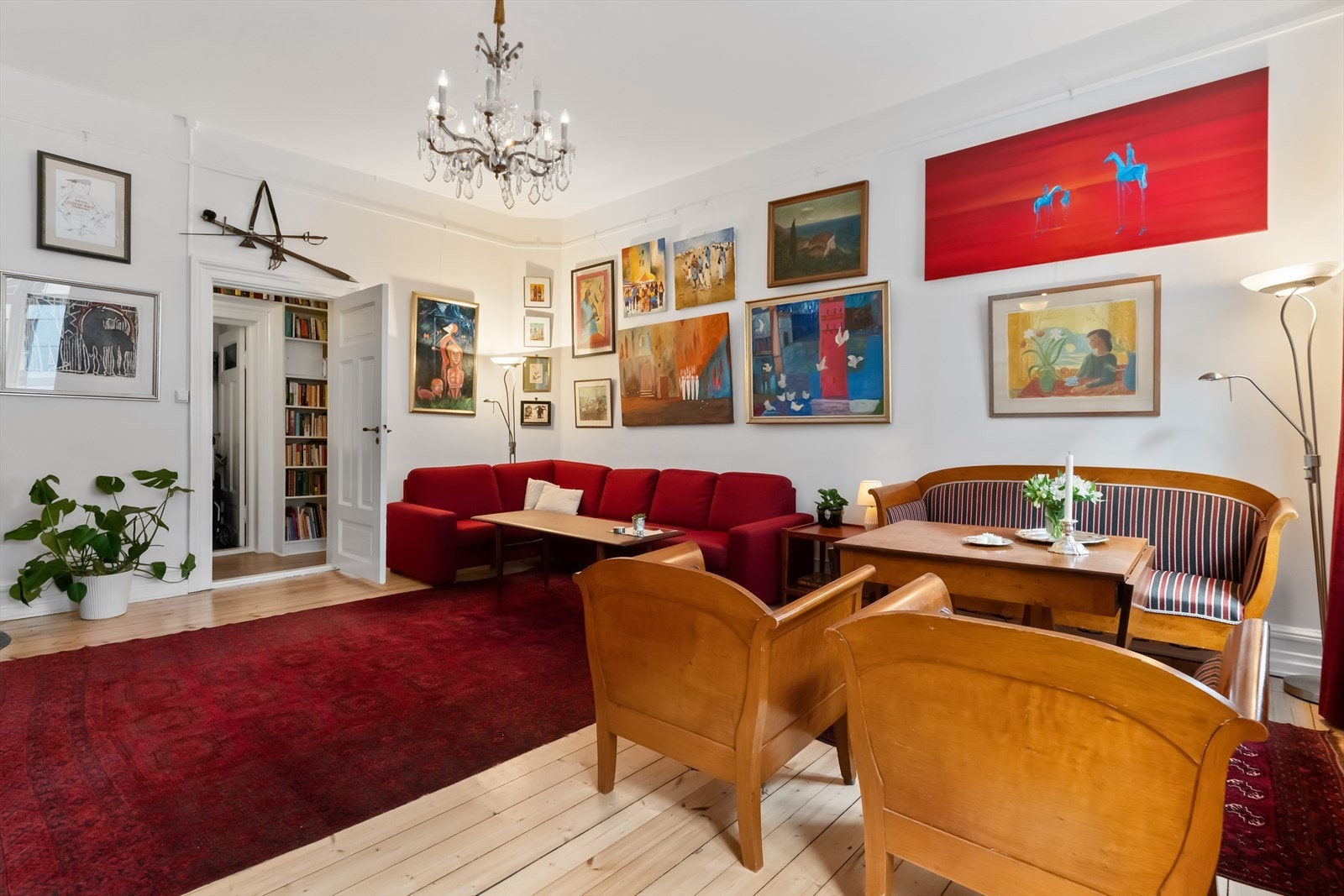 Stor og romslig stue med gode møbleringsmuligheter Galleribilde