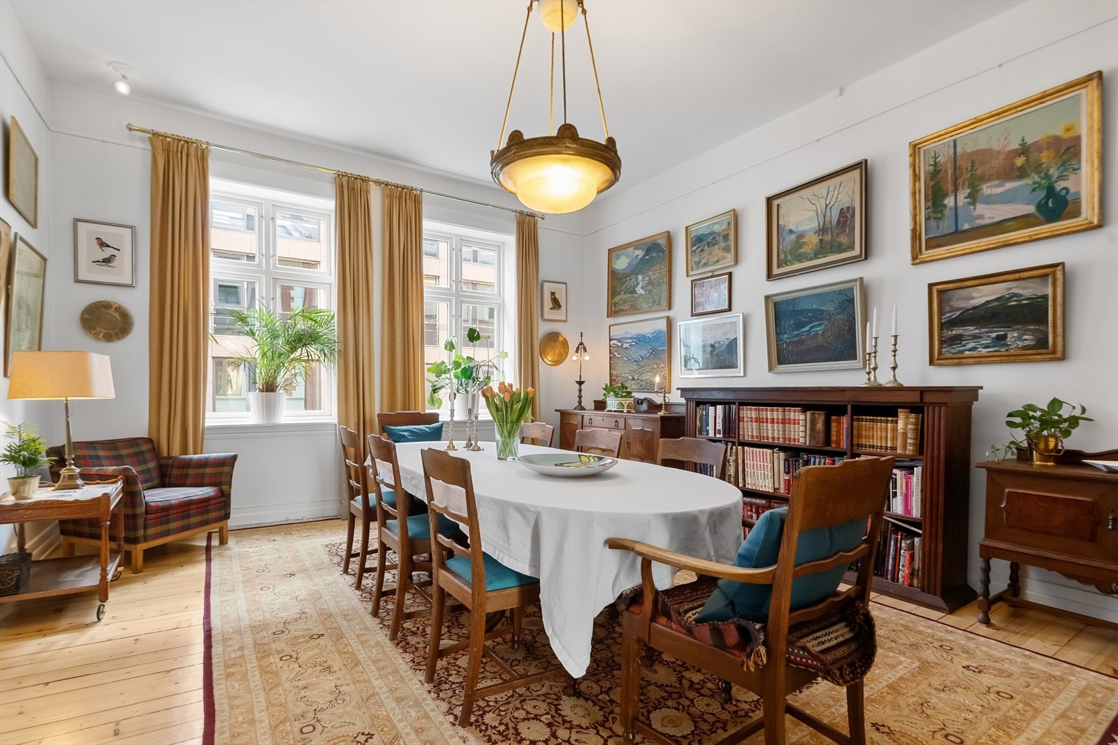 Leiligheten ble malt i 2015. Gulvene består av originale tregulv i stue og spisestue Galleribilde