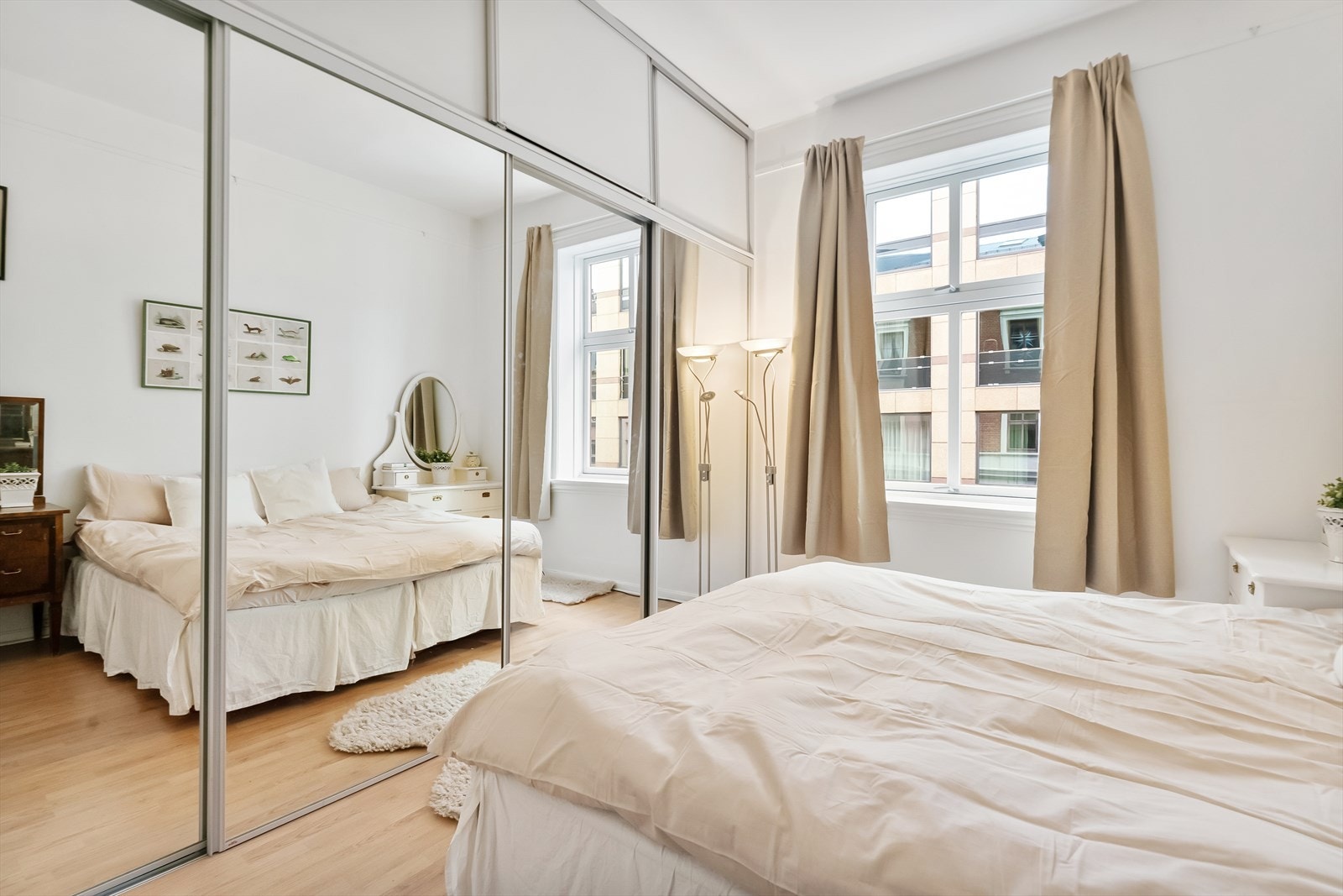 Du finner godt med oppbevaringsmuligheter i stor skyvedørsgarderobe Galleribilde