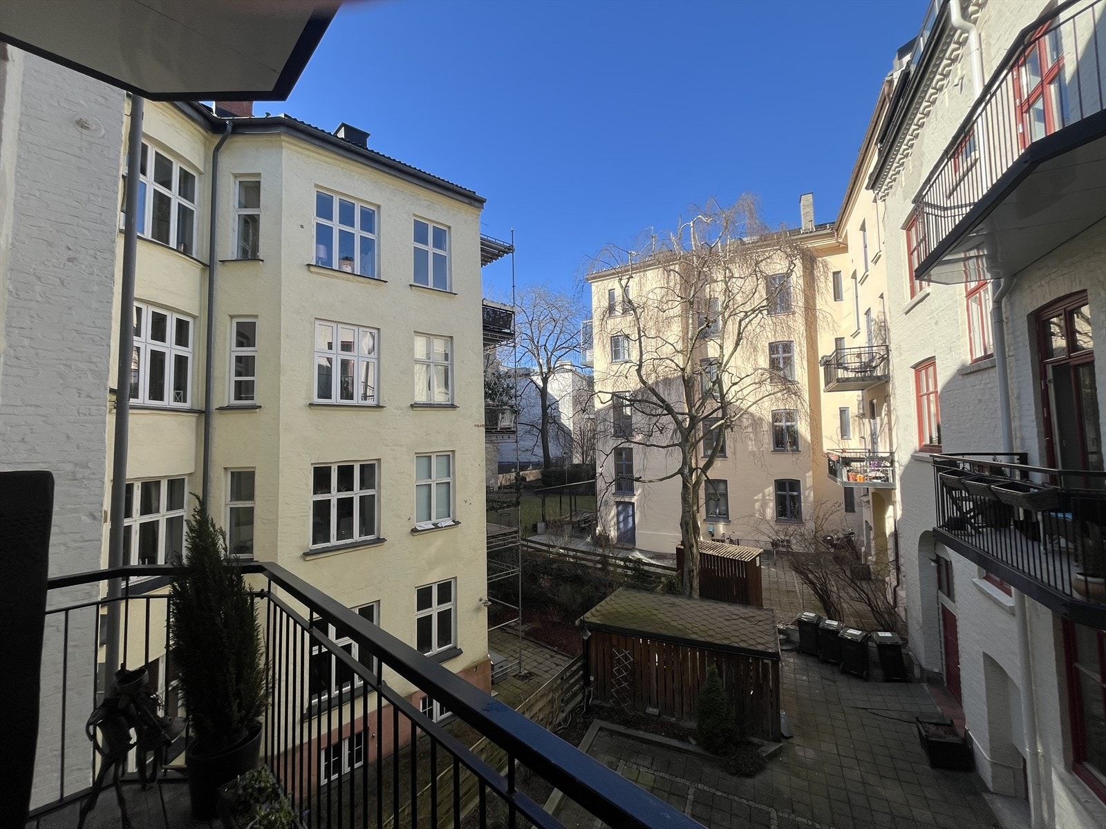 Utsyn fra kjøkken og balkongen Galleribilde