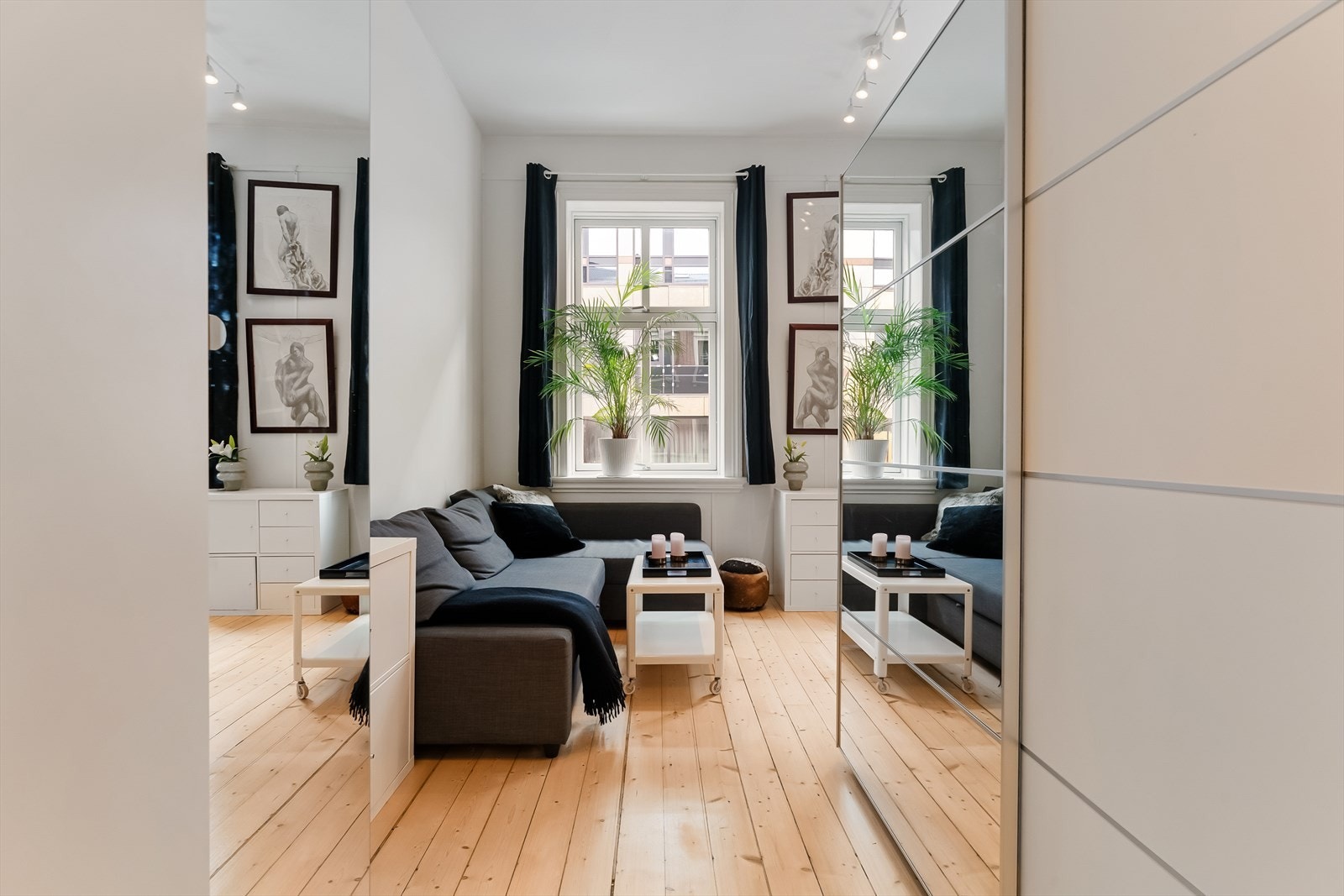 Stor skyvedørsgarderobe Galleribilde