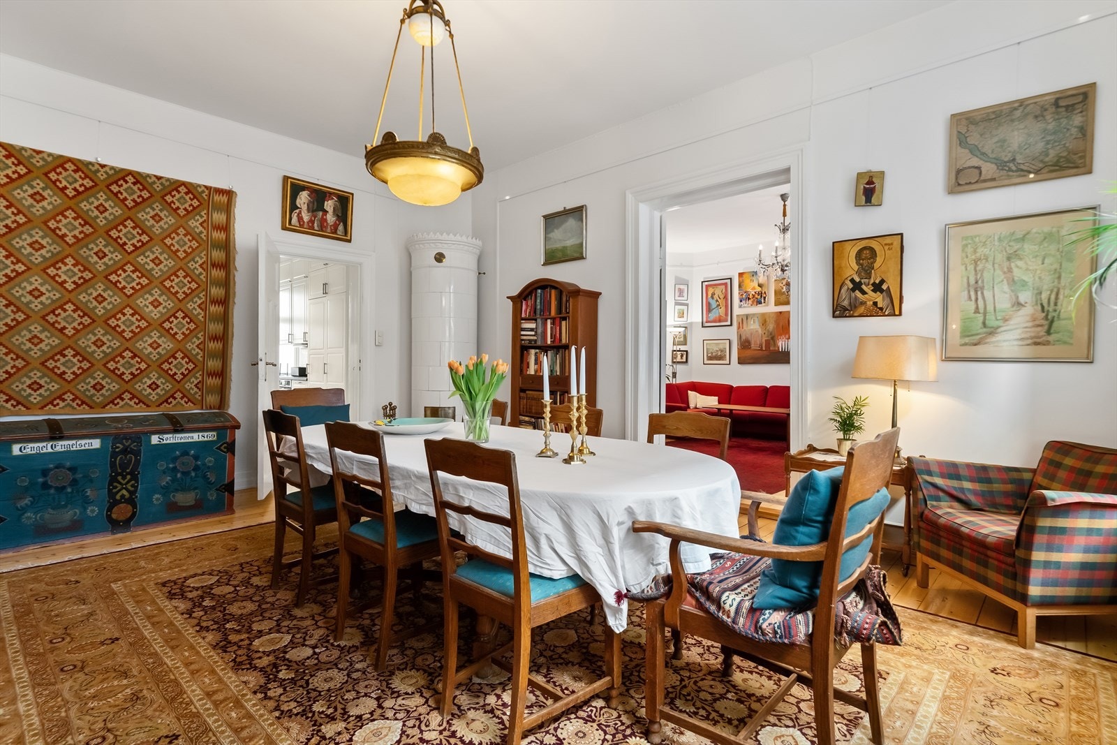 Stor spisestue som ligger i fin tilknytning til kjøkkenet Galleribilde