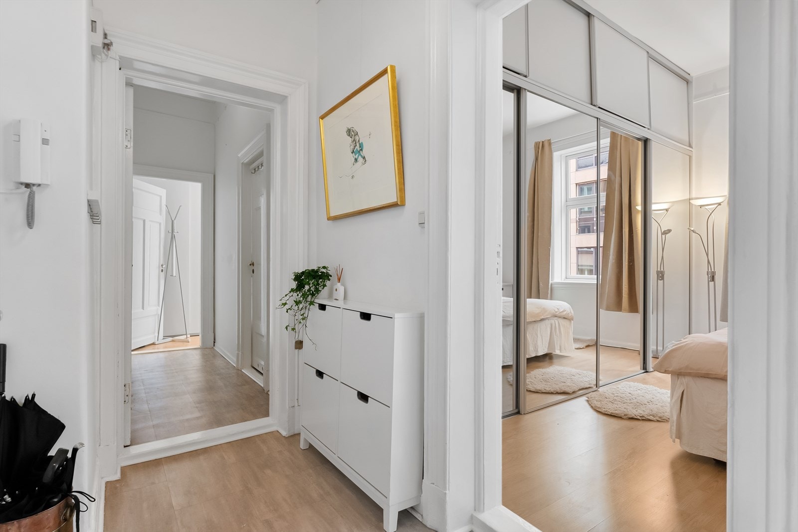 Gang med adkomst til romslig soverom Galleribilde