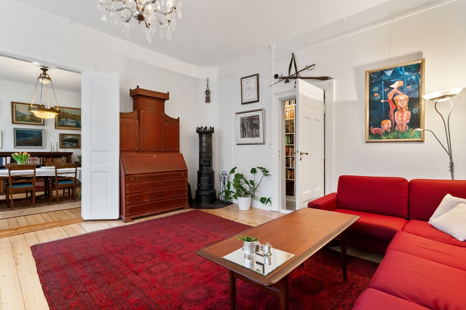 Det er adskilt stue og spisestue som gir en god romfølelse Galleribilde