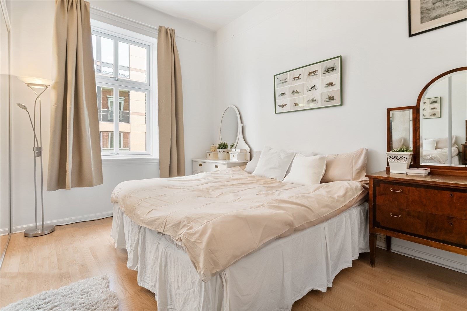 Soverommet er av god størrelse og har plass til dobbeltseng, nattbord og garderobeløsning Galleribilde