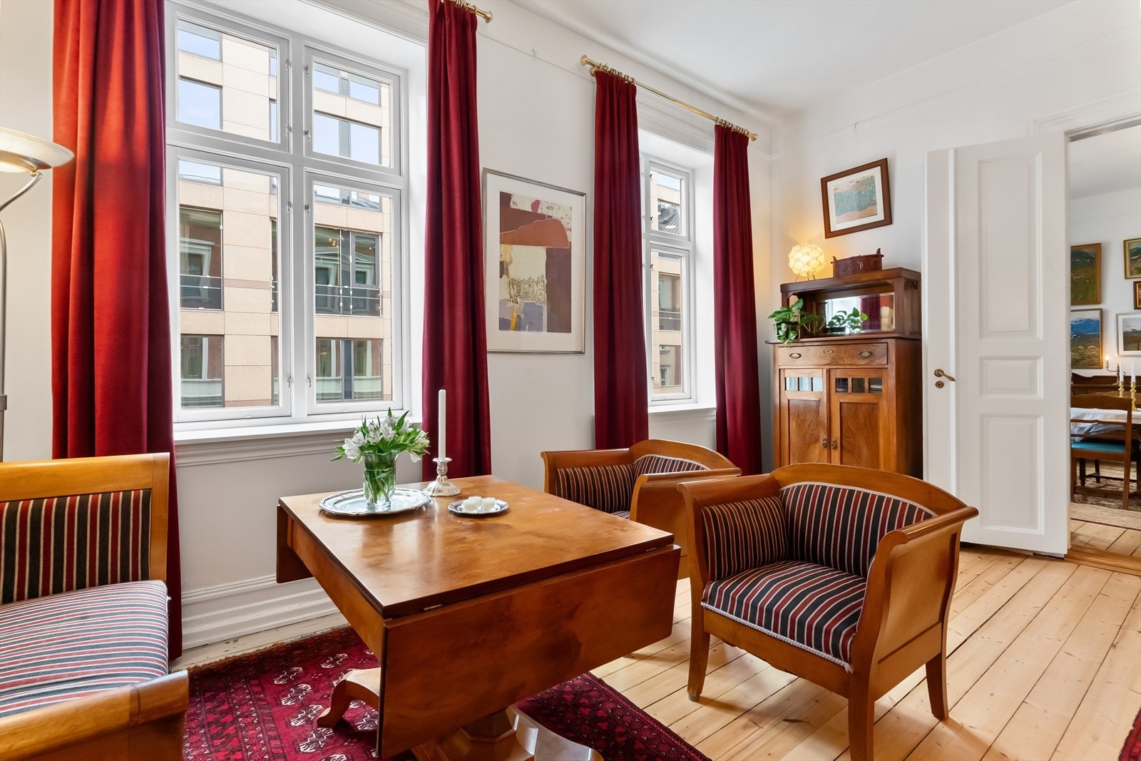 Leiligheten har flere store vindusflater som slipper inn godt med naturlig lys. De fleste av vinduene er fra 2009 Galleribilde