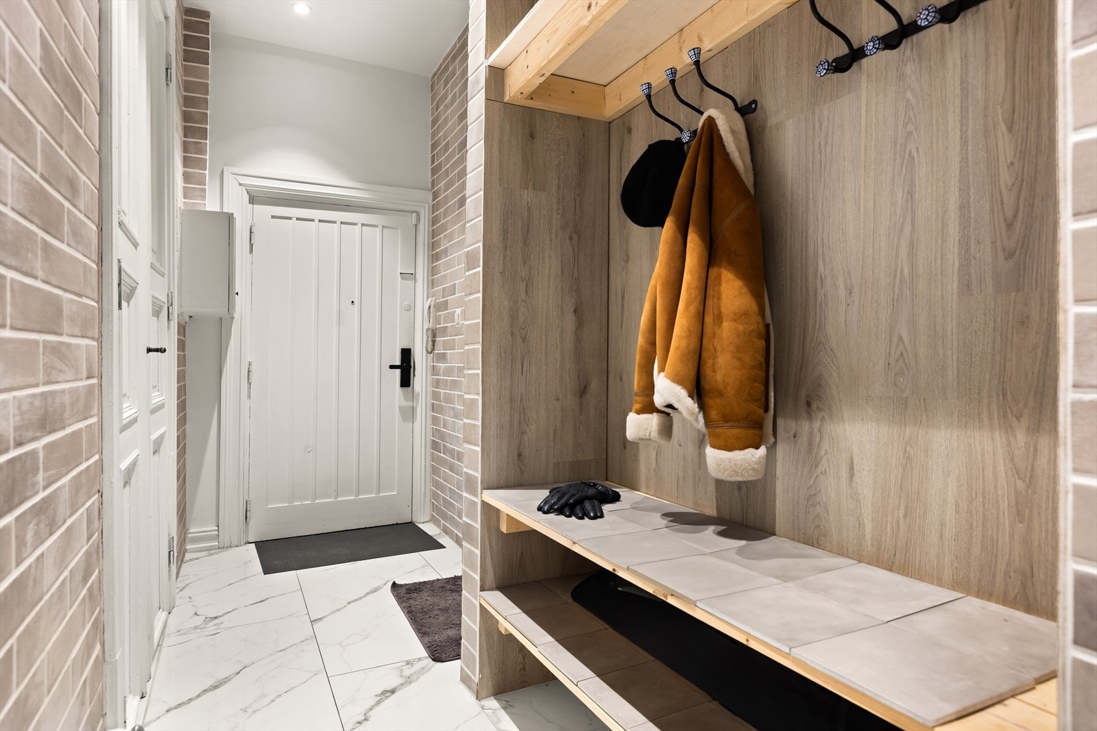 Velkommen inn! Entréen er utstyrt med dørcallingssystem som gjør det enkelt å slippe inn gjester fra gateplan. Galleribilde