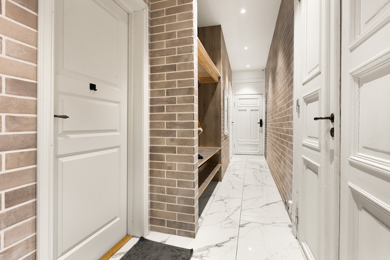 Flotte marmorfliser i gangen. Galleribilde