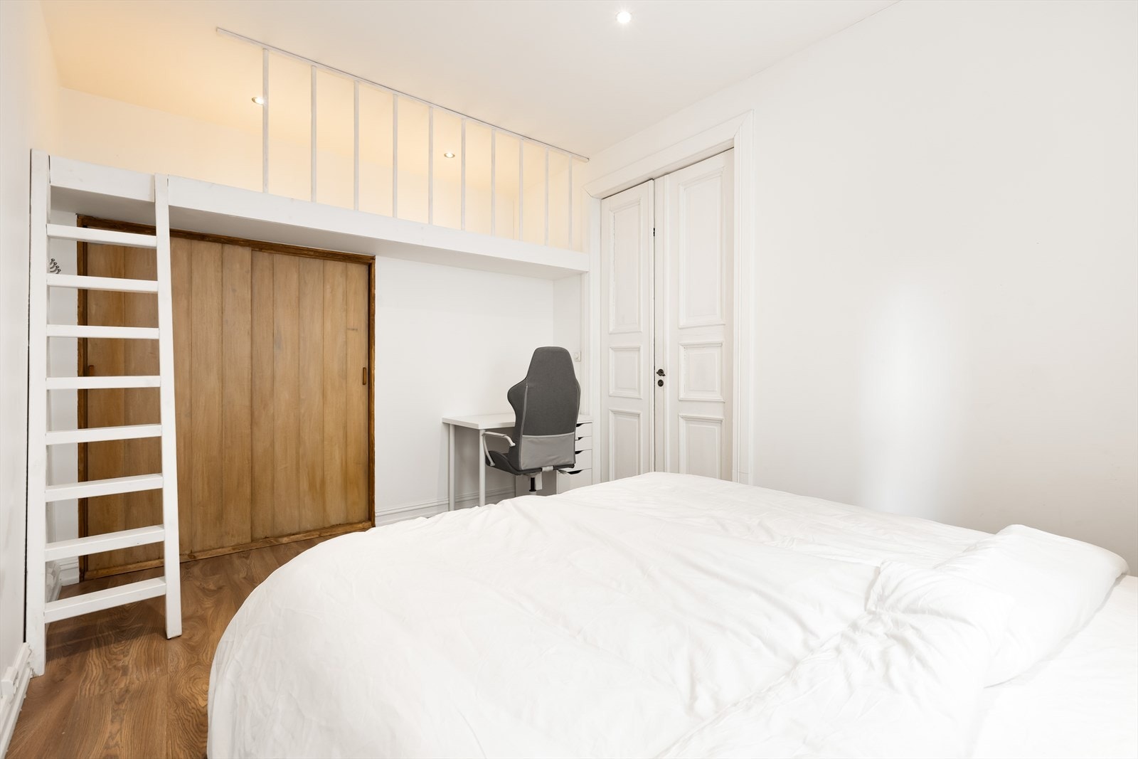 Over garderobeskapet er det hems med mulighet for ekstra lagringsplass. Galleribilde